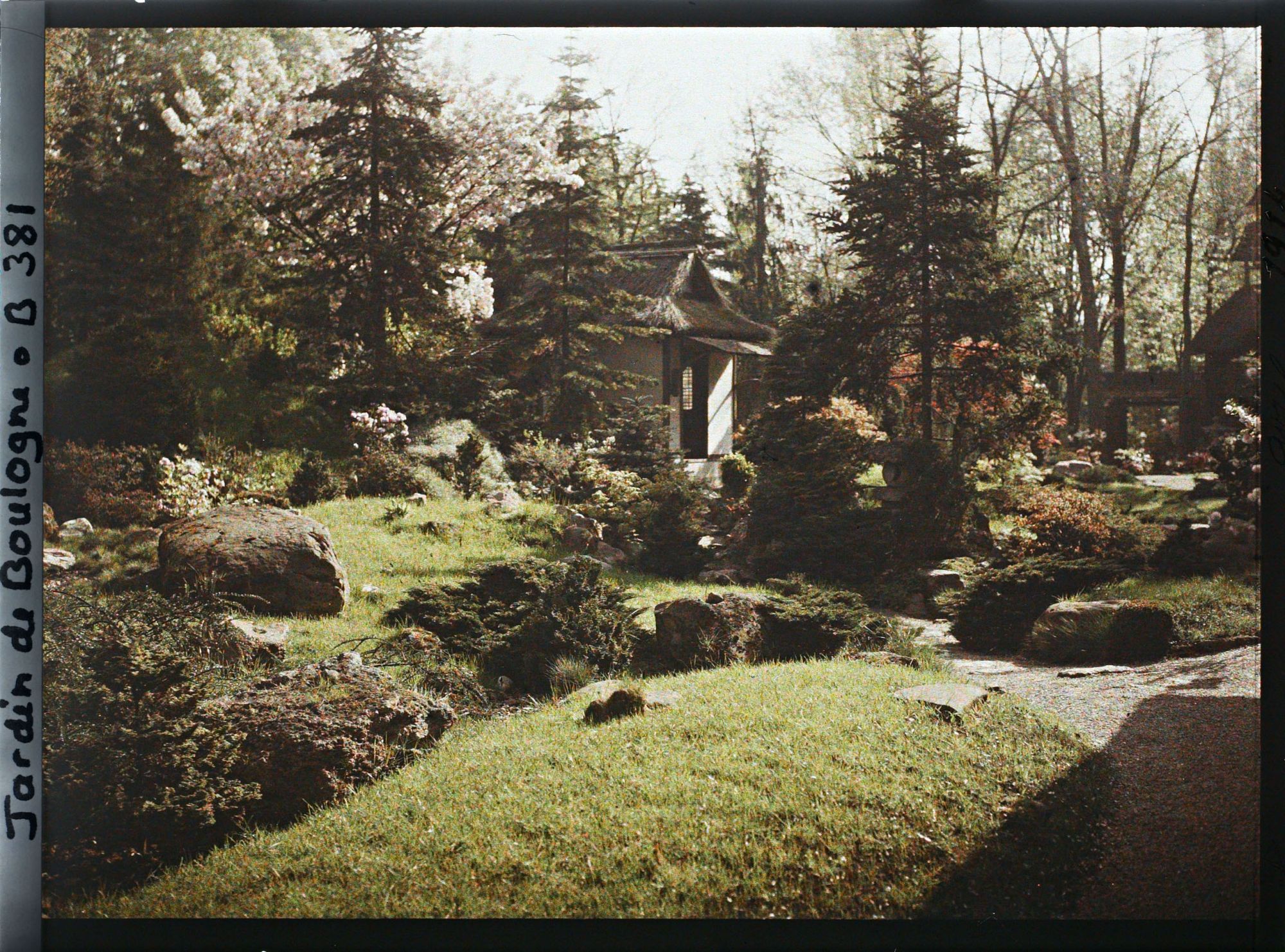 Image représentant Maison de thé dans le " village japonais ", vue depuis les abords de la maison ouest
