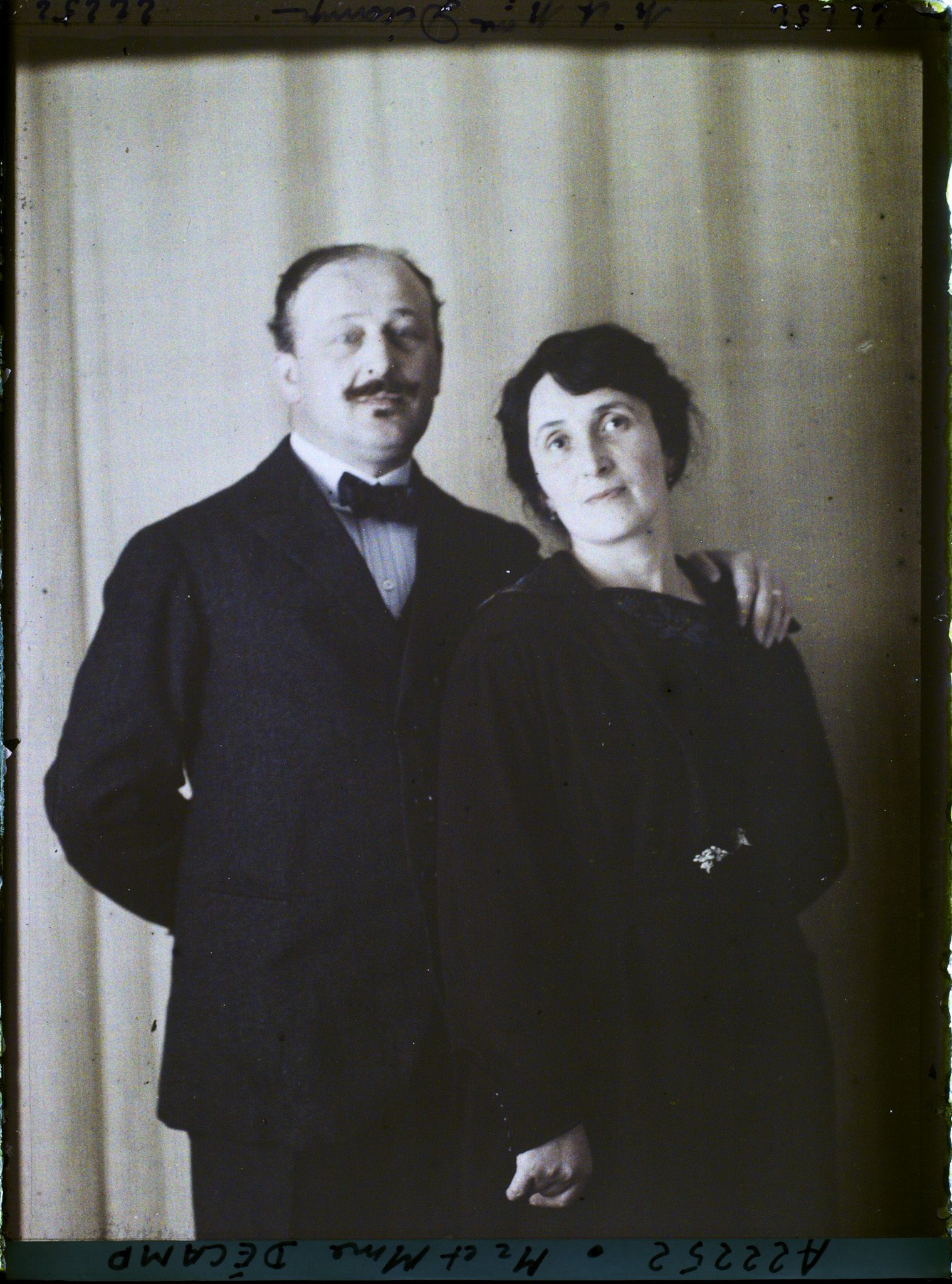 Image représentant https://musee-albert-kahn.s-museum.fr/home/NWQ2OTAwYzNmYjZlZTk1ZWQwODJmMjY4L2dlbmVyaWMtbm90aWNlLXRhYi9hdXRob3JpdHkvNjE3YTc5ZjVjZjhiODk2OGIzMzM3ZDIx/5d6900c3fb6ee95ed082f268/generic-notice-tab/authority/617a79ebcf8b8968b3336b9e Monsieur Décamp et son  https://musee-albert-kahn.s-museum.fr/home/NWQ2OTAwYzNmYjZlZTk1ZWQwODJmMjY4L2dlbmVyaWMtbm90aWNlLXRhYi9hdXRob3JpdHkvNjE3YTc5ZjVjZjhiODk2OGIzMzM3ZDIx/5d6900c3fb6ee95ed082f268/generic-notice-tab/authority/617a79ebcf8b8968b3336b9f épouse