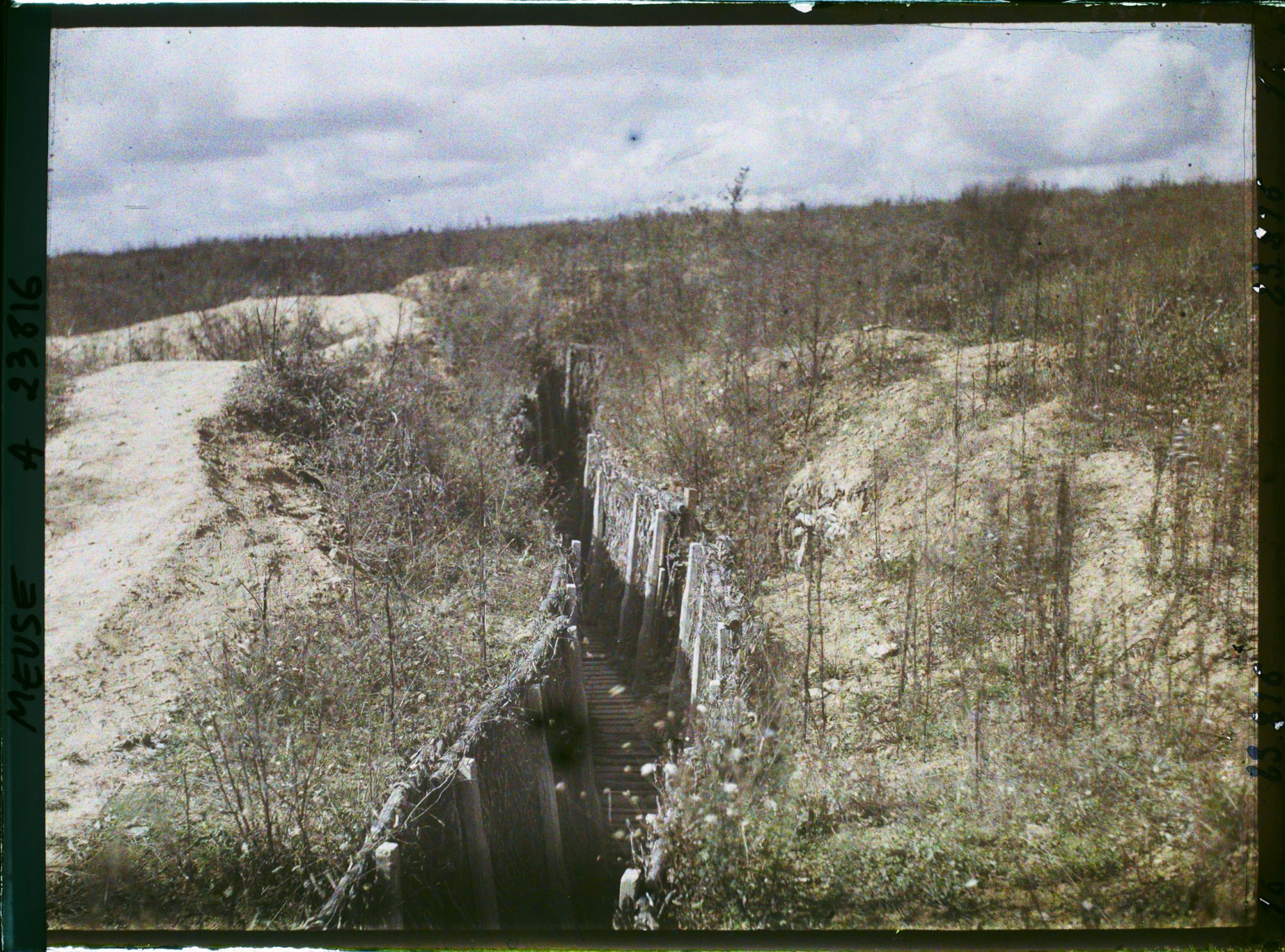 Image représentant France, Verdun, Une tranchée près du fort