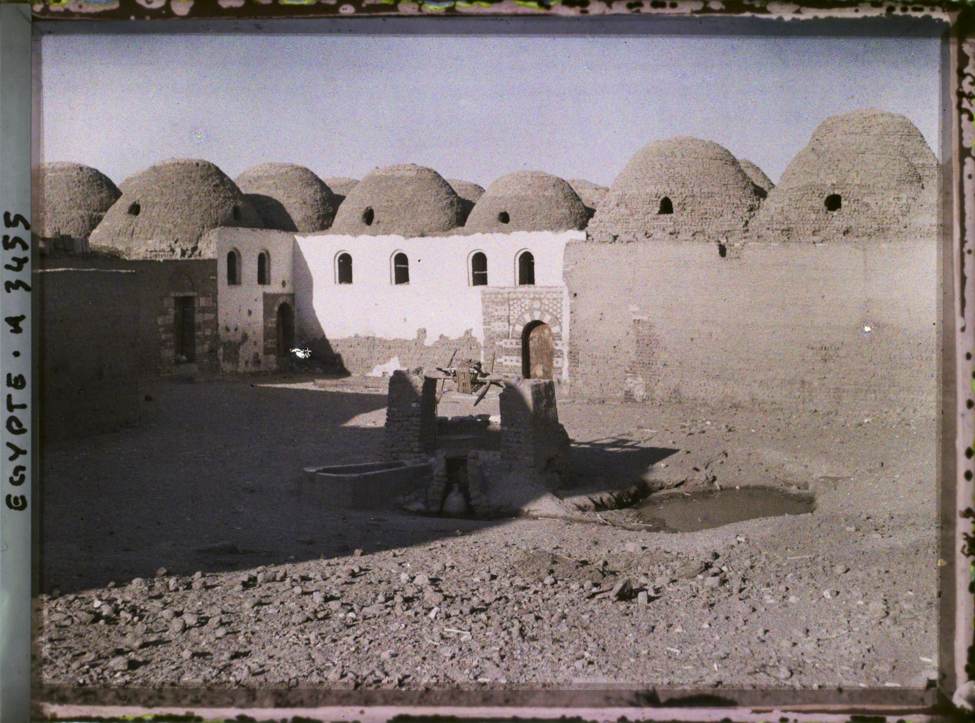 Image représentant Puits devant l'Eglise copte Béni Mansour