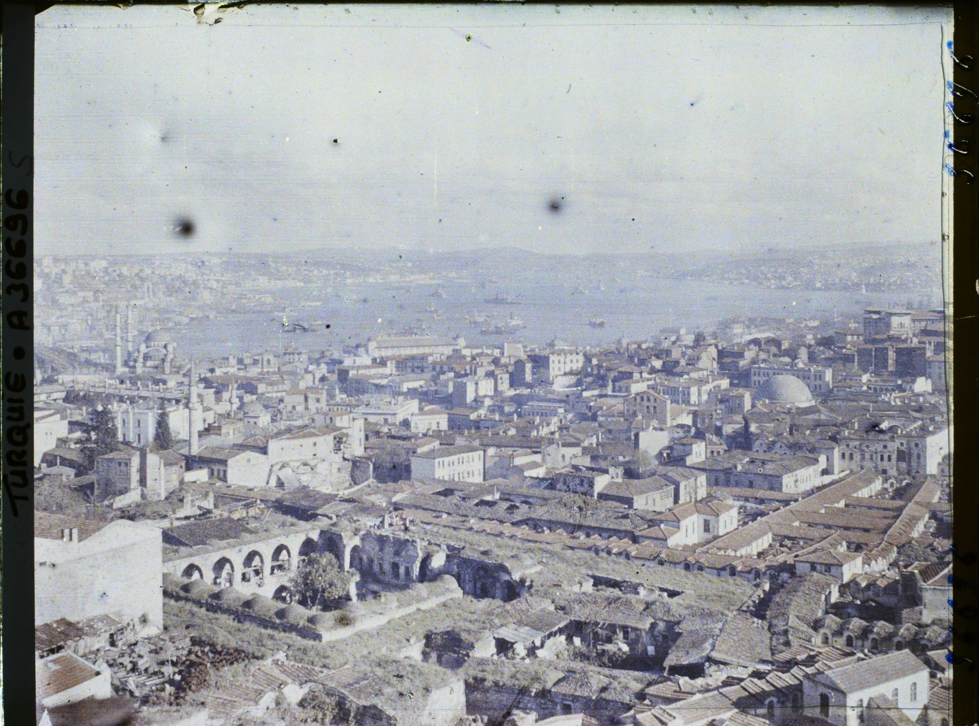 Image représentant Turquie, Constantinople, Panorama vers l'entrée du Bosphore, Yeni Validé Djami et Dalma Batsché