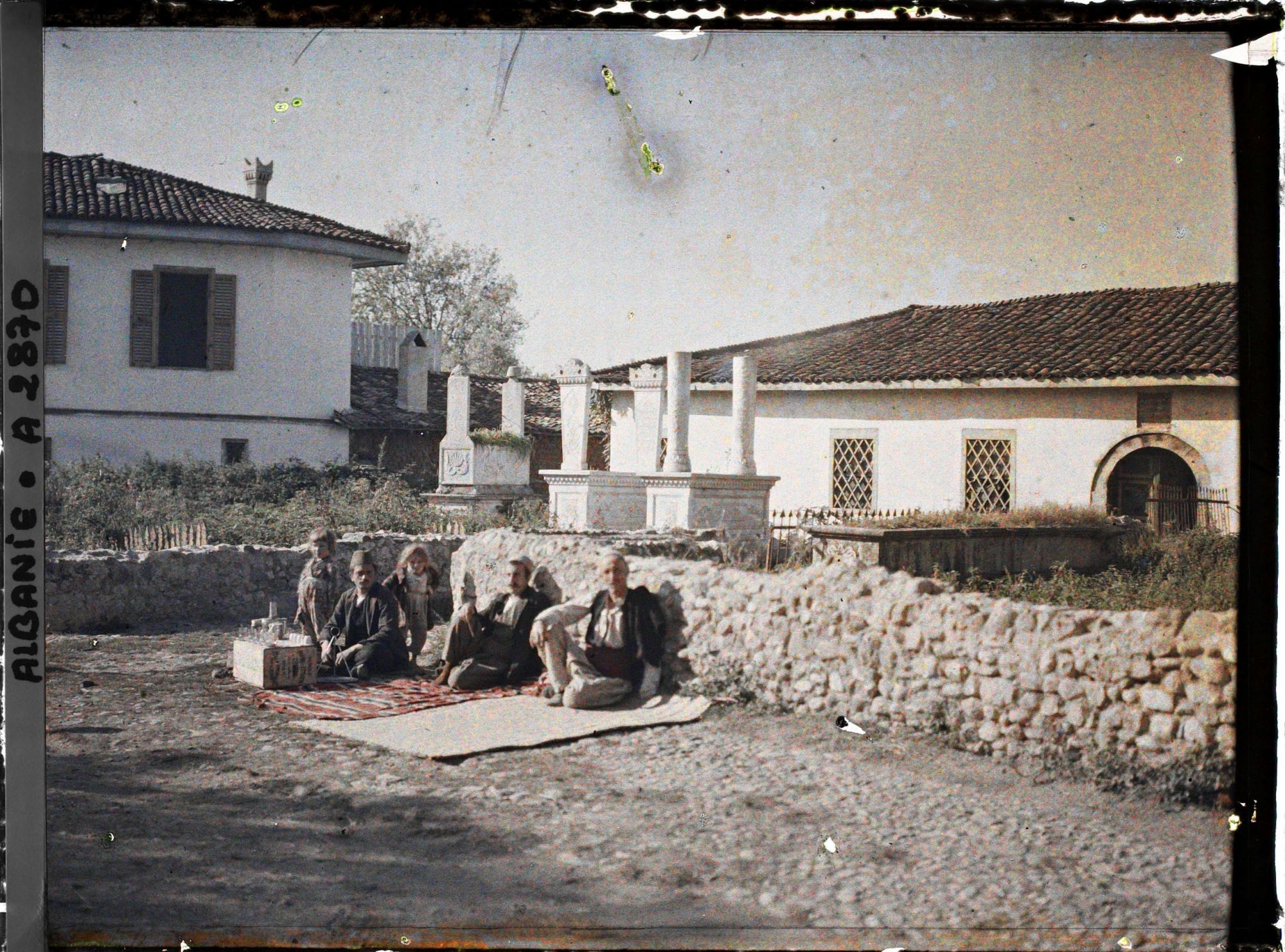 Image représentant Café en plein-air devant un cimetière