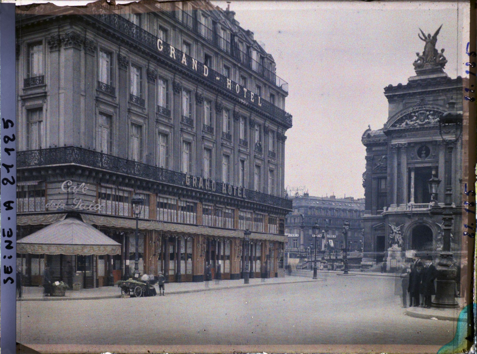 Image représentant Le café de la Paix fermé à l'occasion du 1er mai, Place de l'Opéra