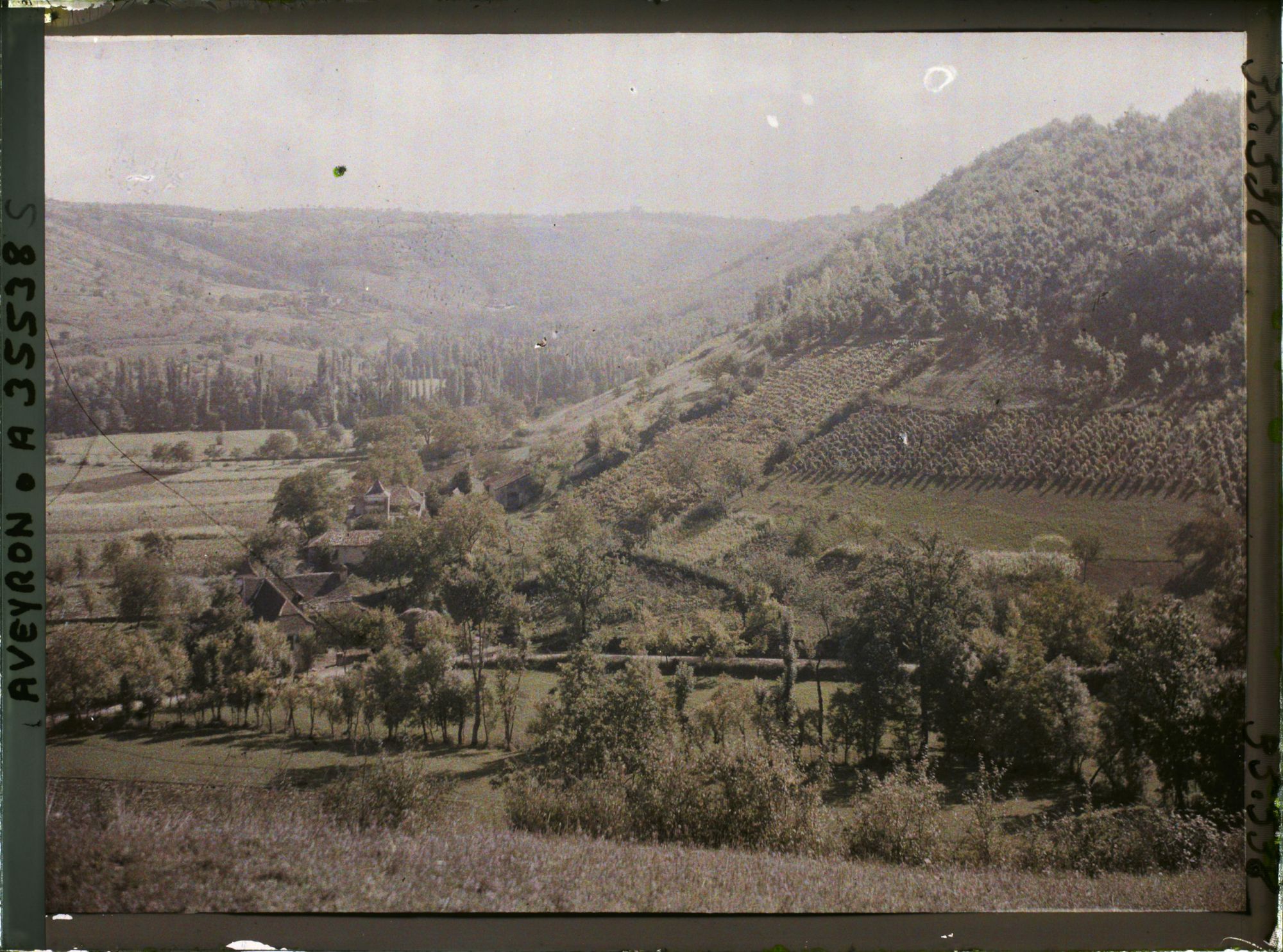 Image représentant Le mont Cavalié, la route de Naussac, vue prise du mont Verdié