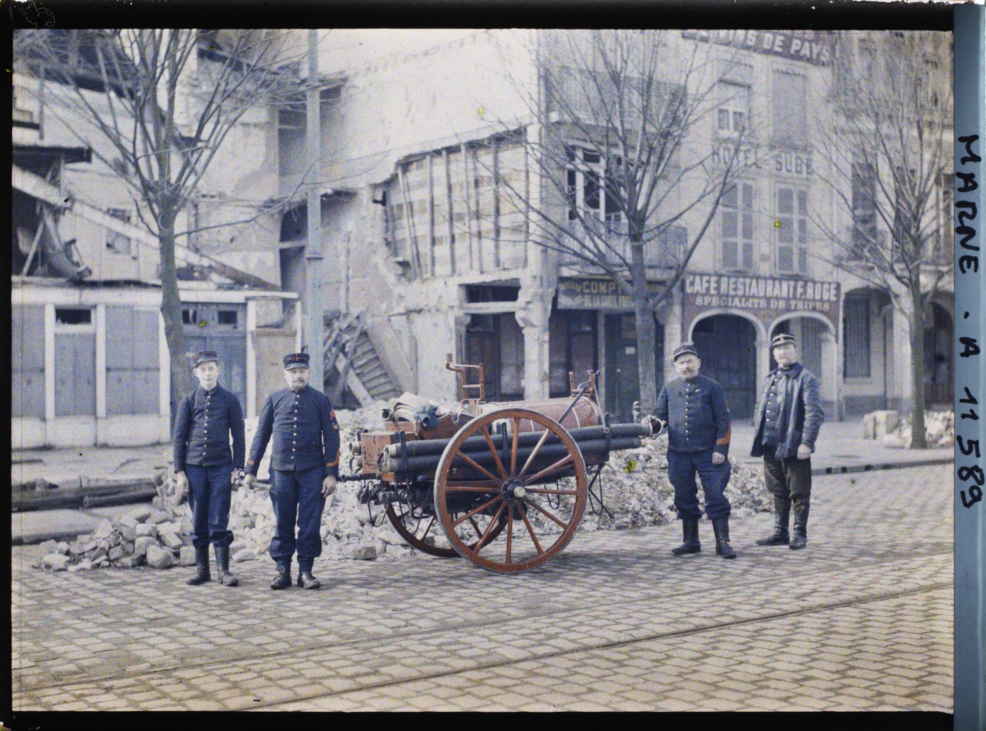 Image représentant Pompiers et leur équipement, rue de l'Etape (?)