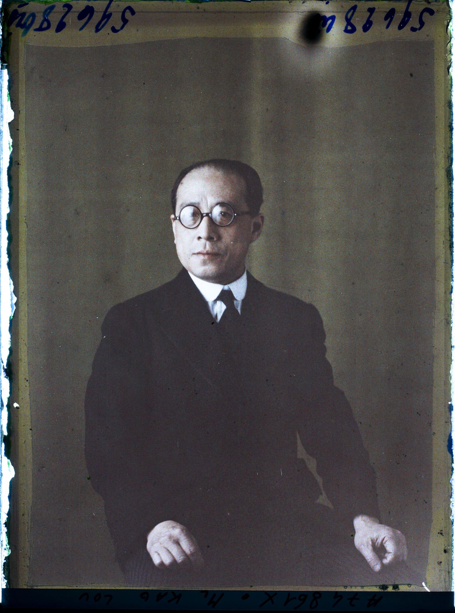 Image représentant https://musee-albert-kahn.s-museum.fr/home/NWQ2OTAwYzNmYjZlZTk1ZWQwODJmMjY4L2dlbmVyaWMtbm90aWNlLXRhYi9hdXRob3JpdHkvNjE3YTc5ZjVjZjhiODk2OGIzMzM3ZDIx/5d6900c3fb6ee95ed082f268/generic-notice-tab/authority/617a79eacf8b8968b33365b0 Monsieur Kao-Lou, Ministre de Chine