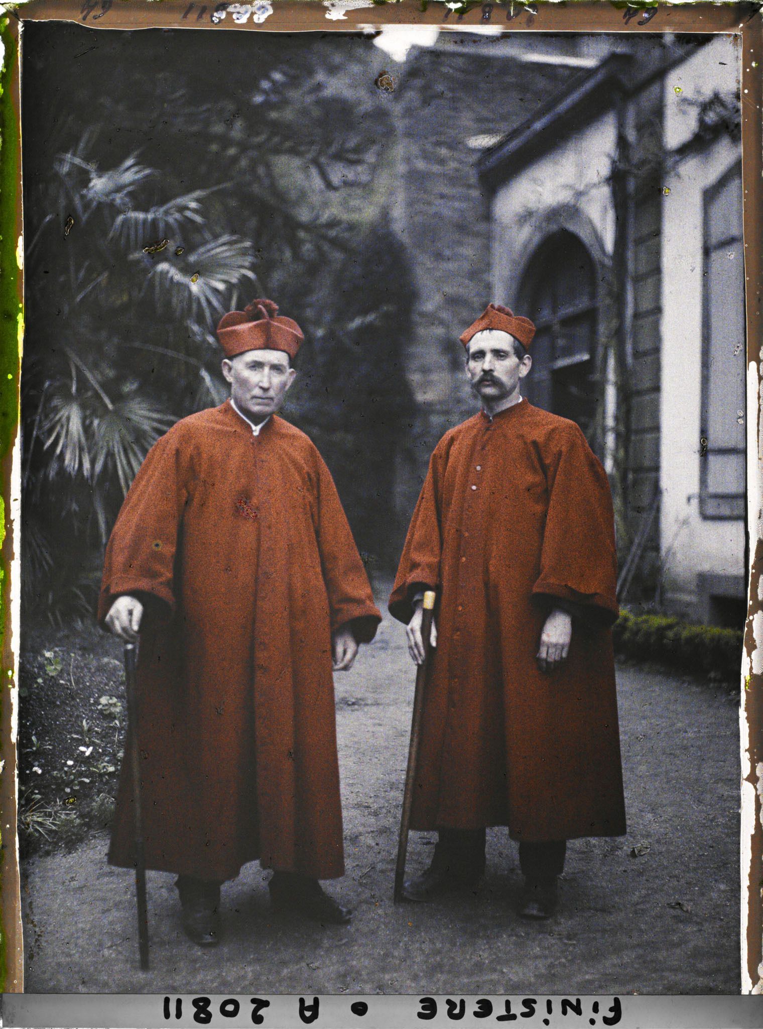Image représentant Les deux bâtonniers appelés "Chasse-Gueux" de l'église, ancienne cathédrale, Saint-Paul-Aurélien