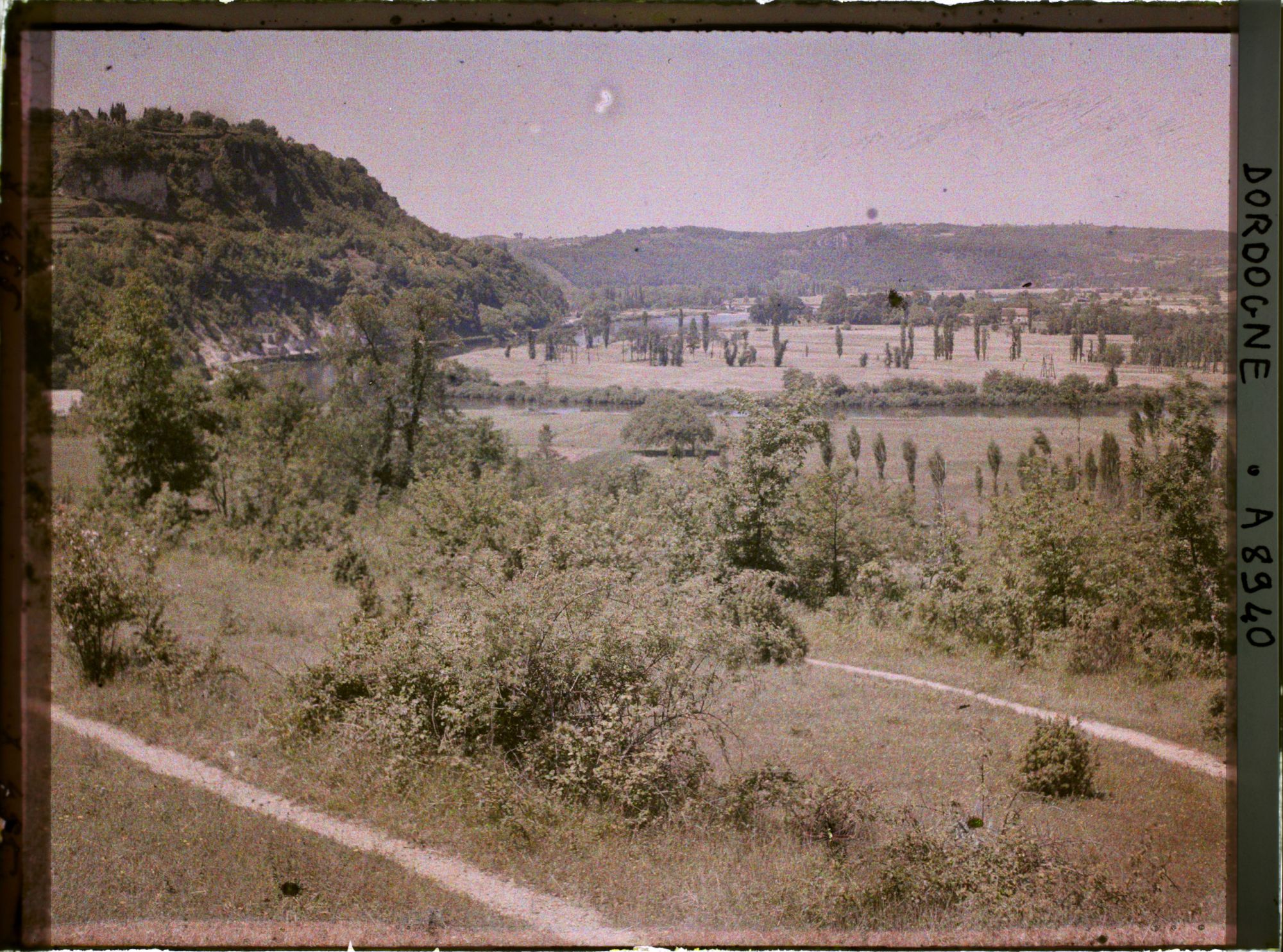 Image représentant France, Domme, Domme vu d'en face et la Dordogne au bas