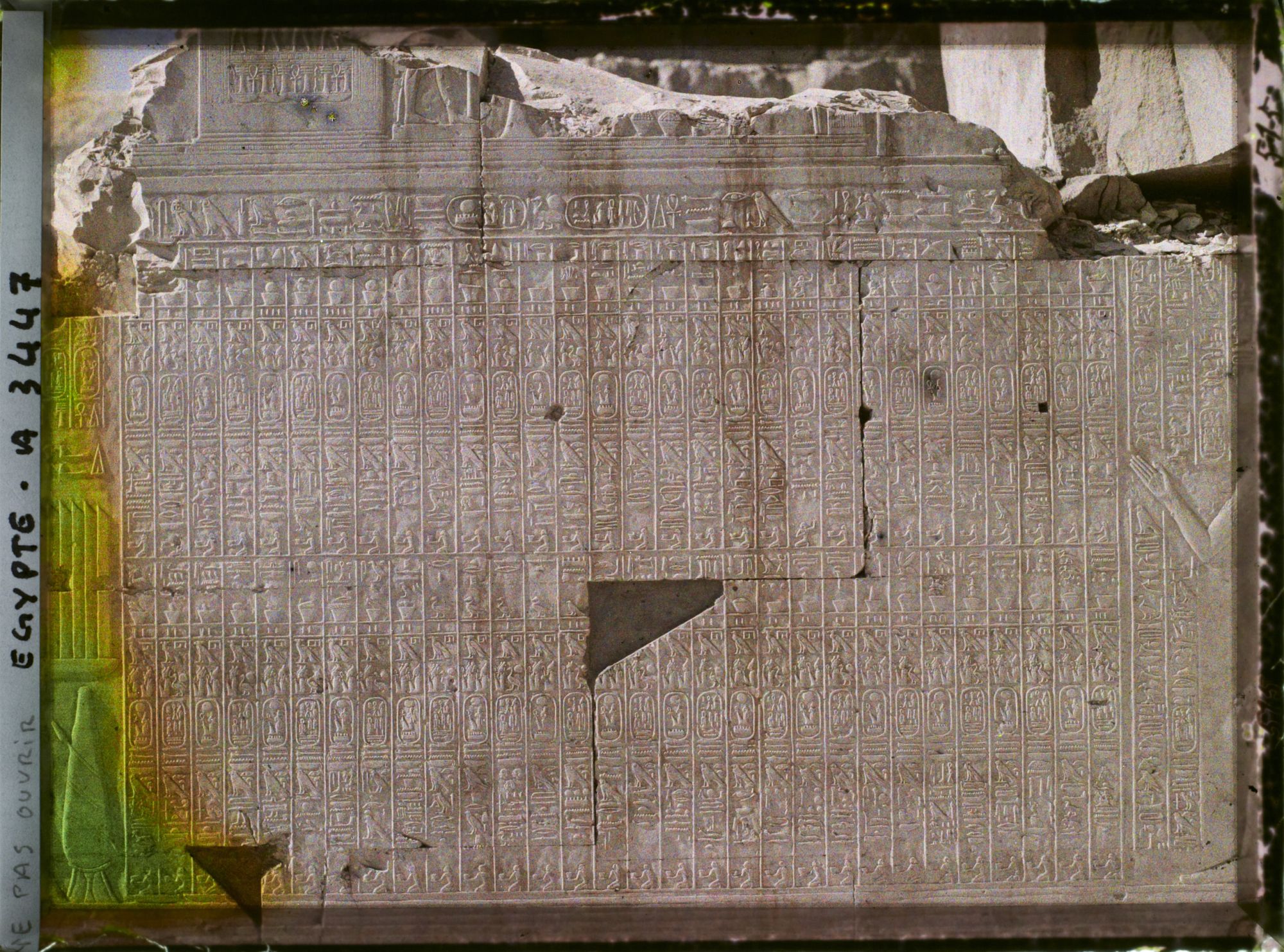 Image représentant Bas-relief représentant la liste des offrandes dans la chapelle de Sethi Ier