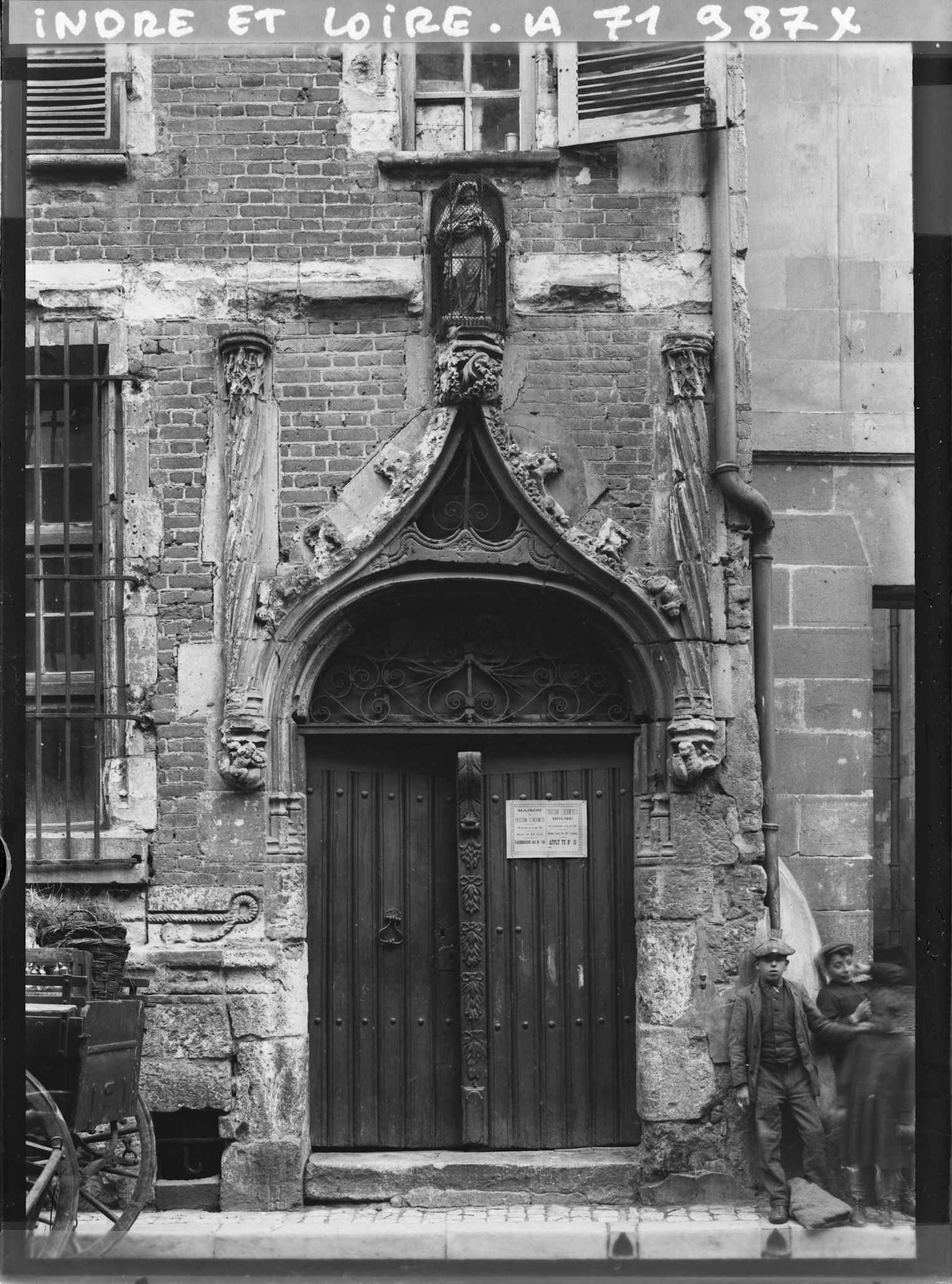 Image représentant La porte de l'Hôtel Pierre du Puy, au 16 rue Briçonnet