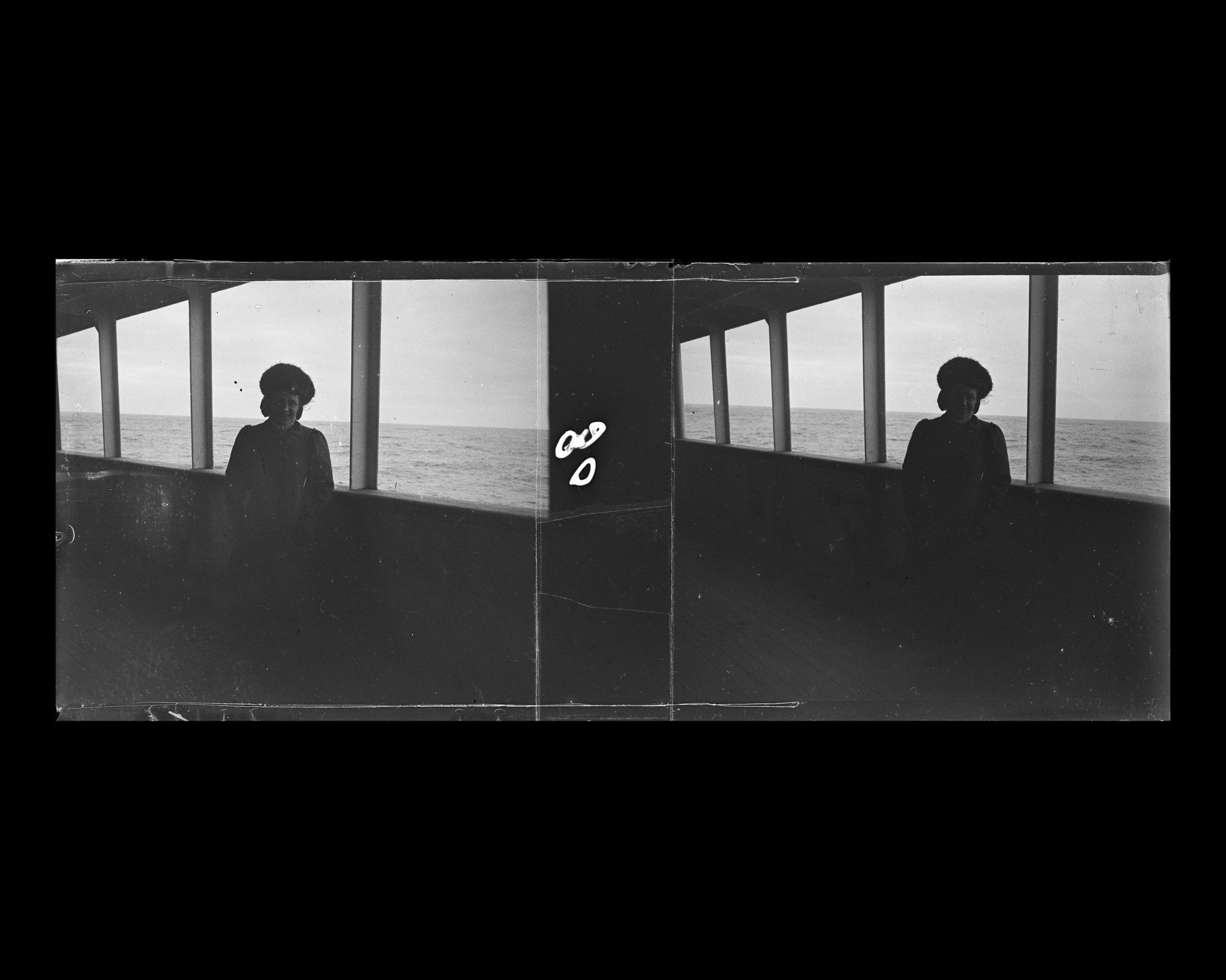 Image représentant Une passagère de 2eme classe pose sur la coursive