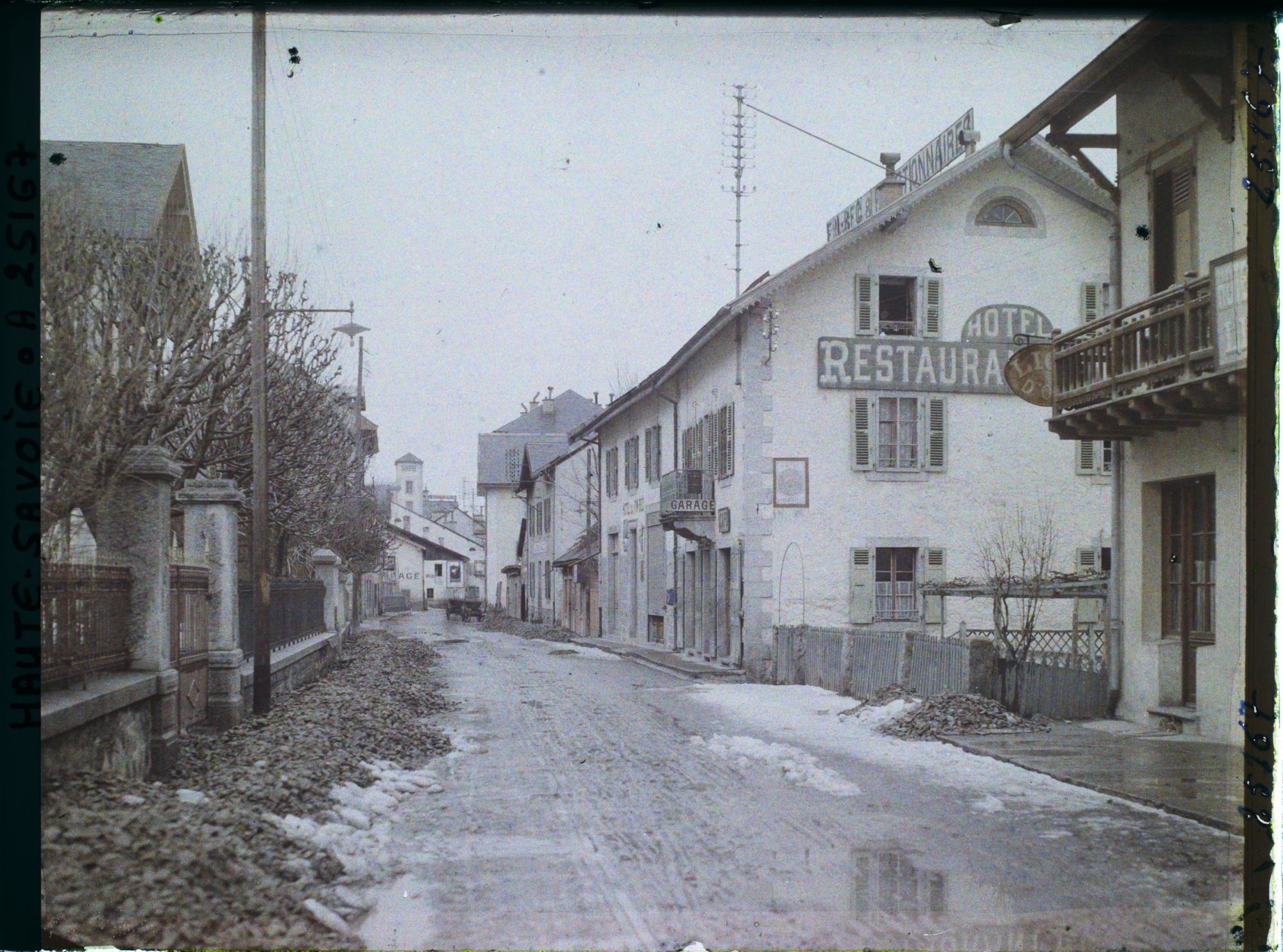 Image représentant France Les Alpes, Chamonix, Chamonix - La route nationale ouverte en 1866