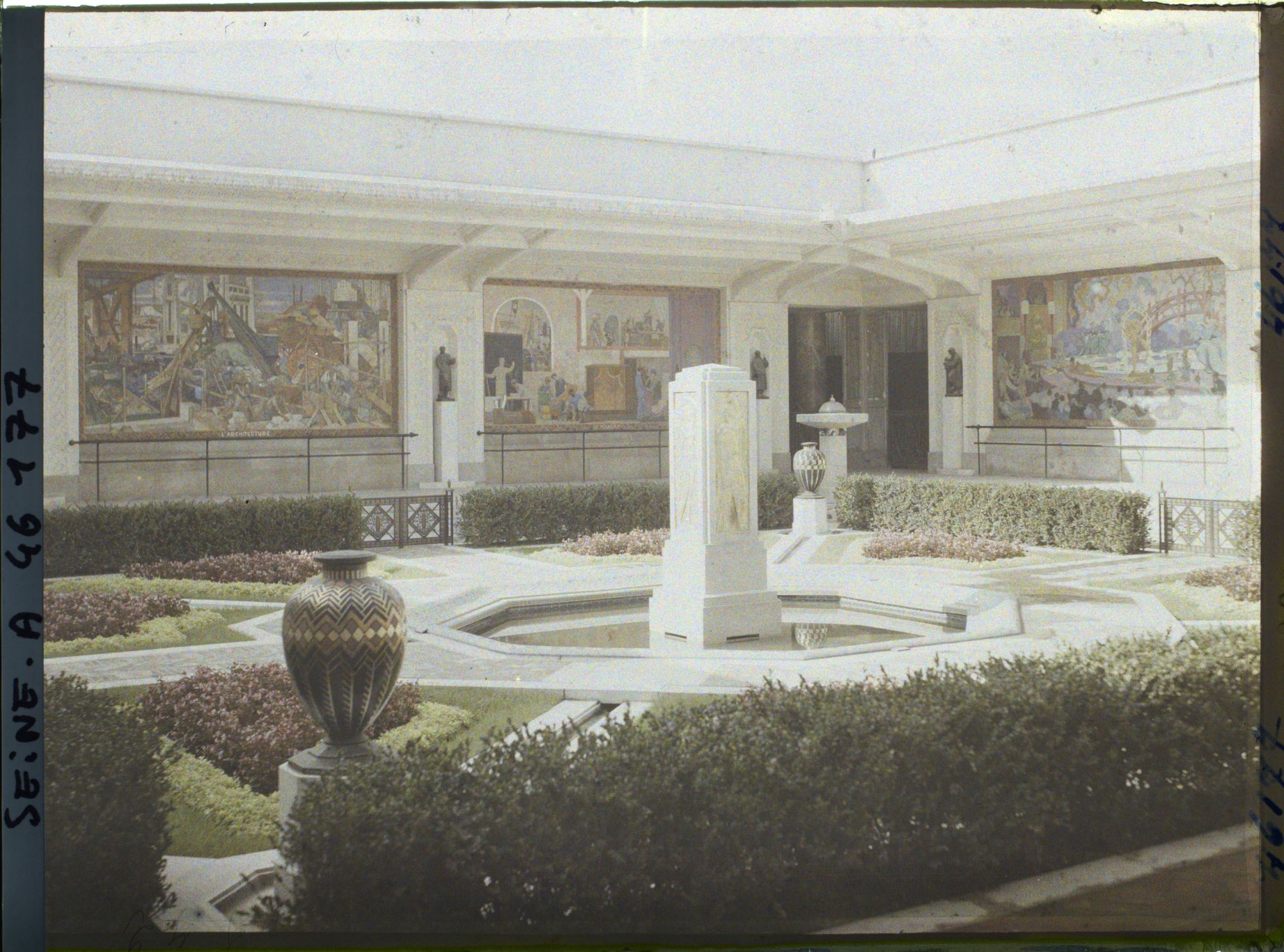 Image représentant L'Exposition des arts décoratifs, la Cour des métiers, sur l'esplanade des Invalides