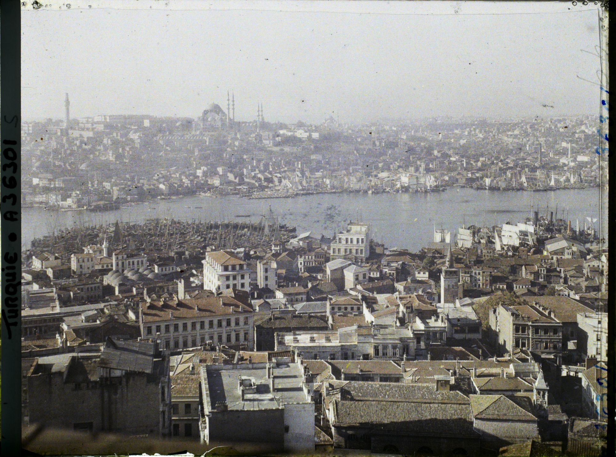 Image représentant La Corne d'Or, vue depuis le haut de la tour de Galata (rive gauche, nord) vers la Suleymaniye Camii