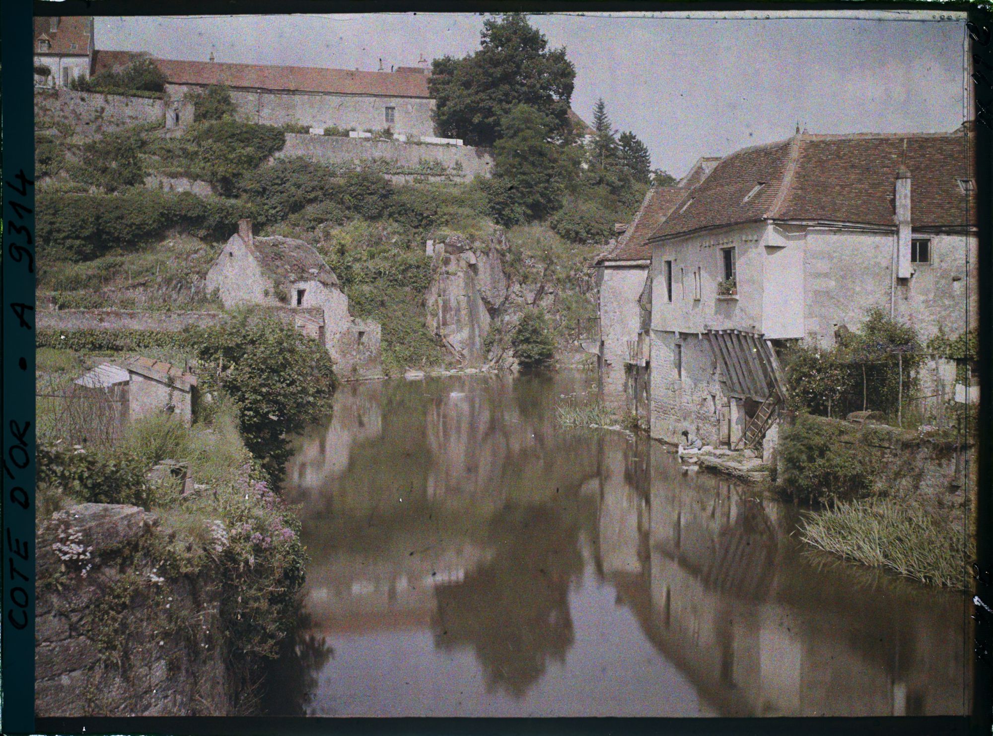 Image représentant Habitations et roches sur l'Armançon