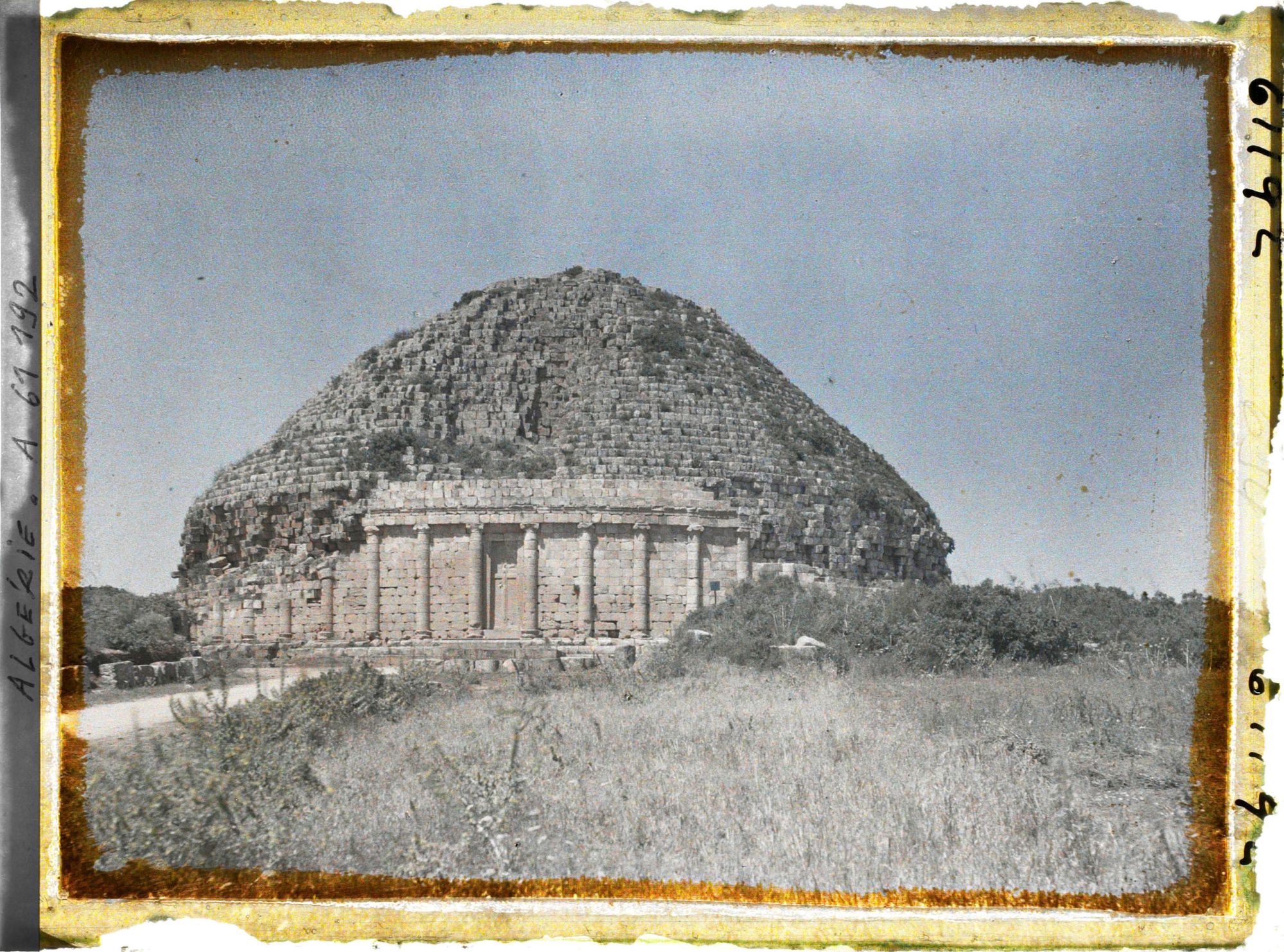 Image représentant Le tombeau de la Chrétienne, façade est