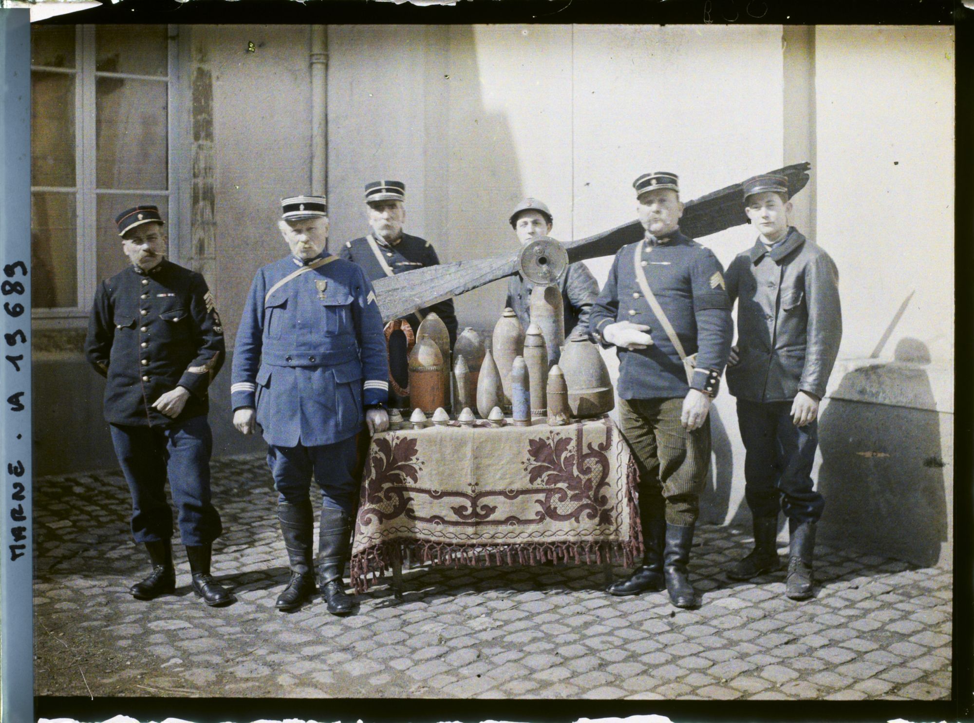 Image représentant France, Reims, Groupe de Pompiers