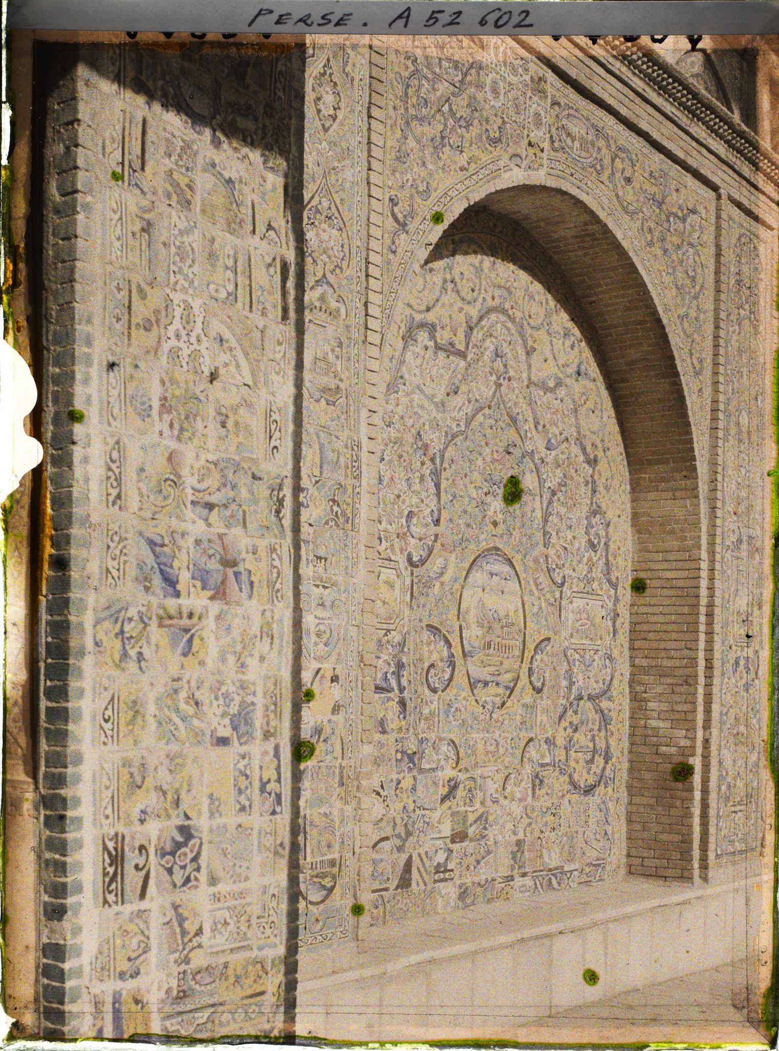 Image représentant Dans l'Arg (la citadelle royale), faïences au pied de l'une des tours du Chems-El-Imaret ("Soleil des Palais"), palais du Golestan