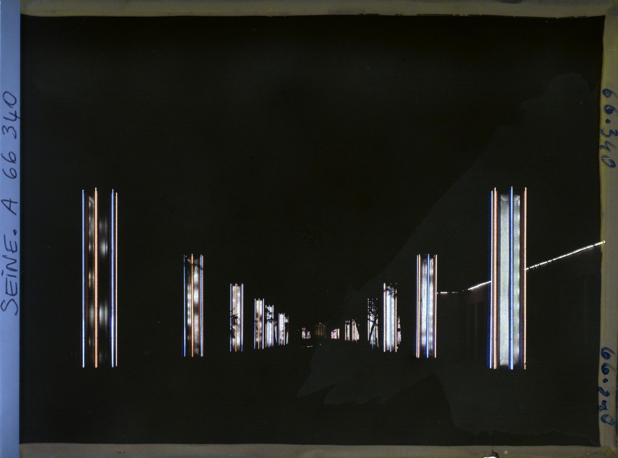 Image représentant L'Exposition Coloniale Internationale de 1931, les illuminations de la Grande Avenue des Colonies Françaises