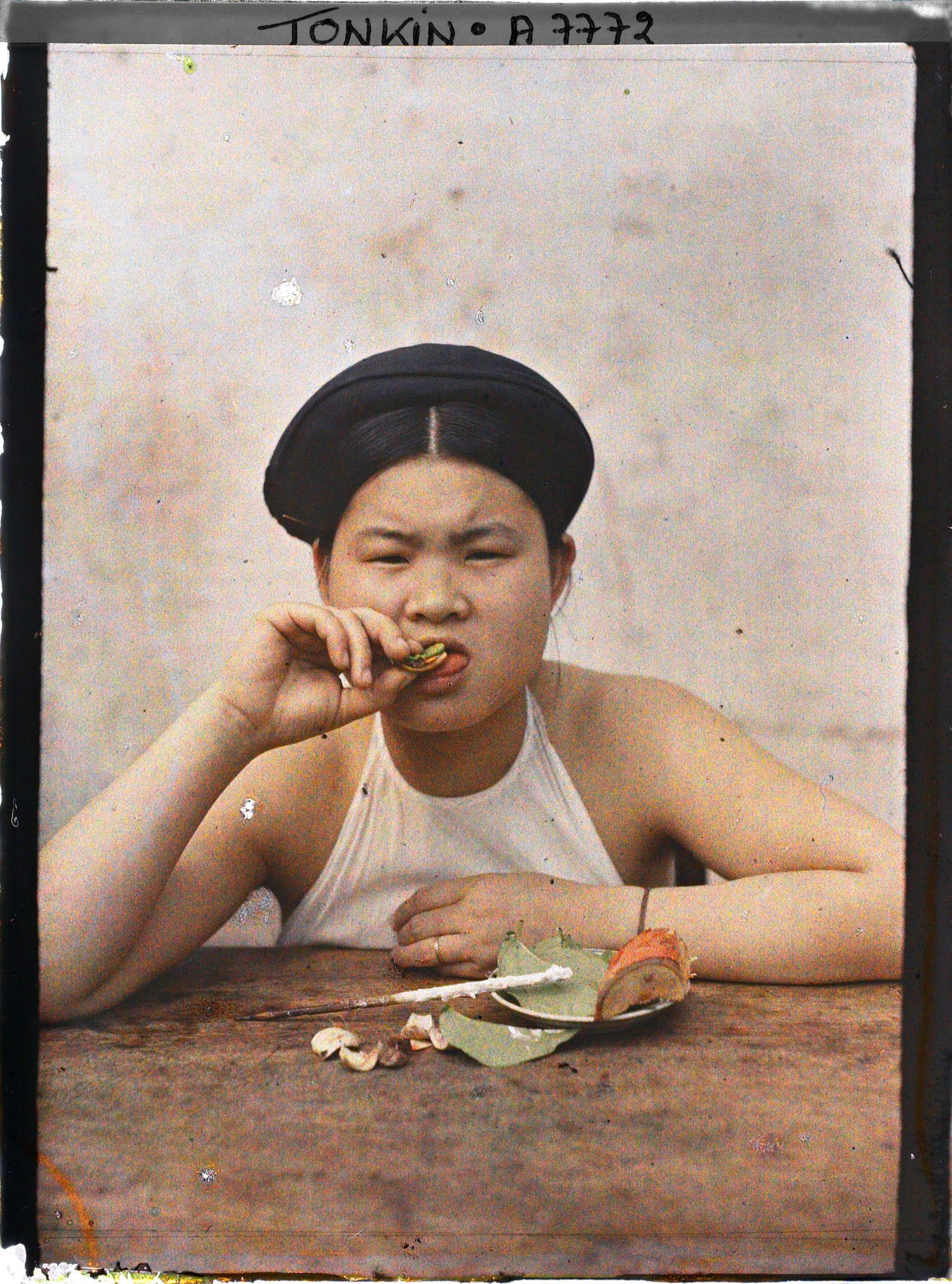 Image représentant Une jeune fille chiquant le bétel