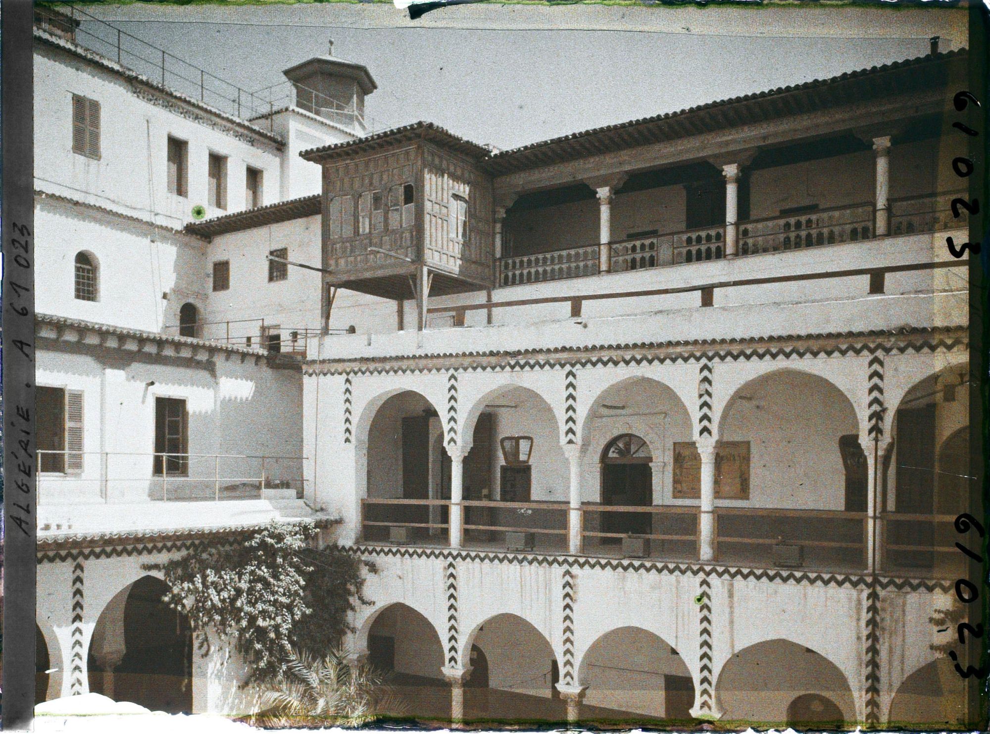 Image représentant La cour du palais des deys à la Casbah, avec le pavillon de bois dit "du coup d'éventail" en haut à gauche
