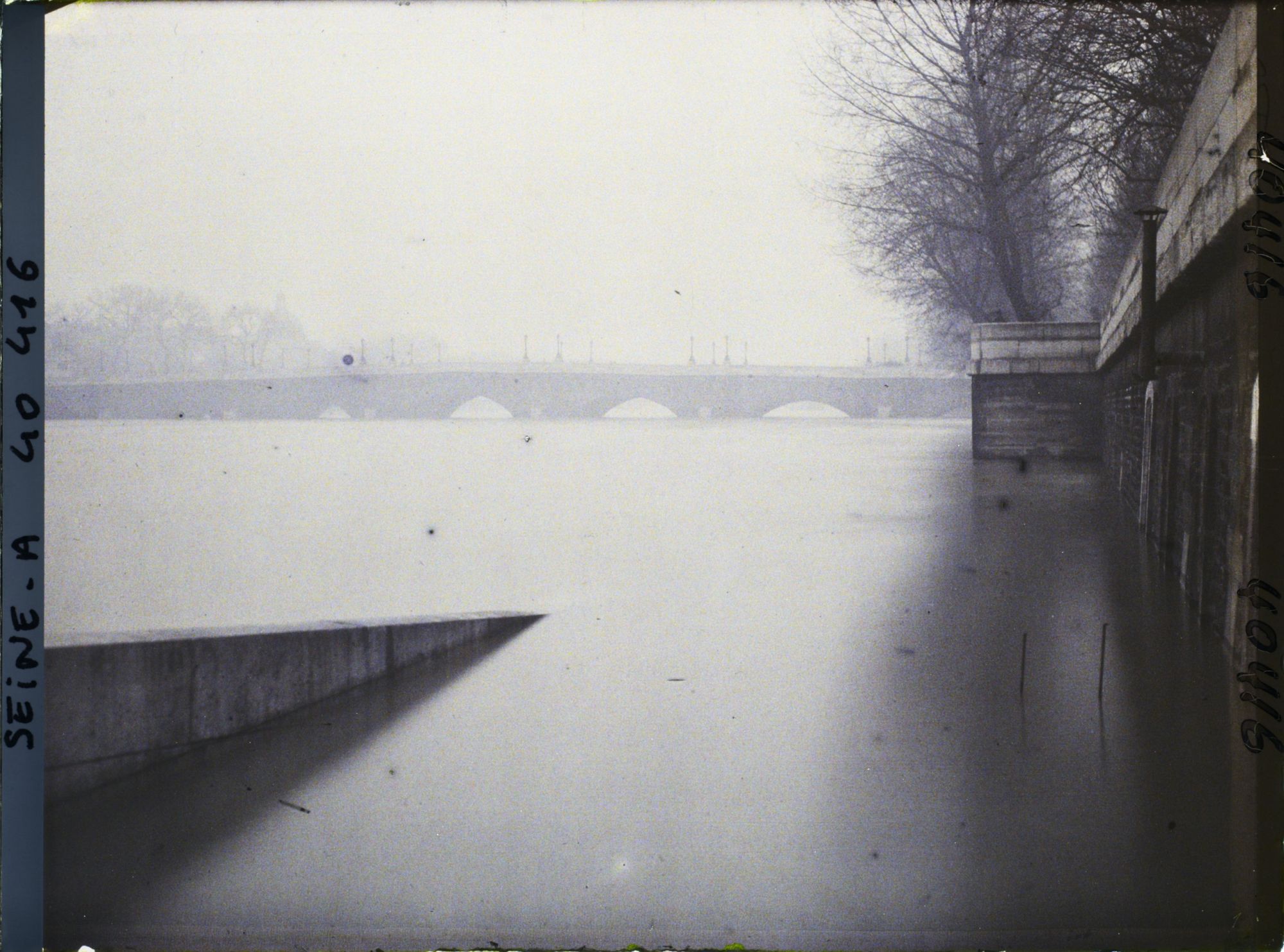 Image représentant La crue de la Seine au Pont-Neuf depuis la berge de la rive droite (actuelle voie Georges-Pompidou)