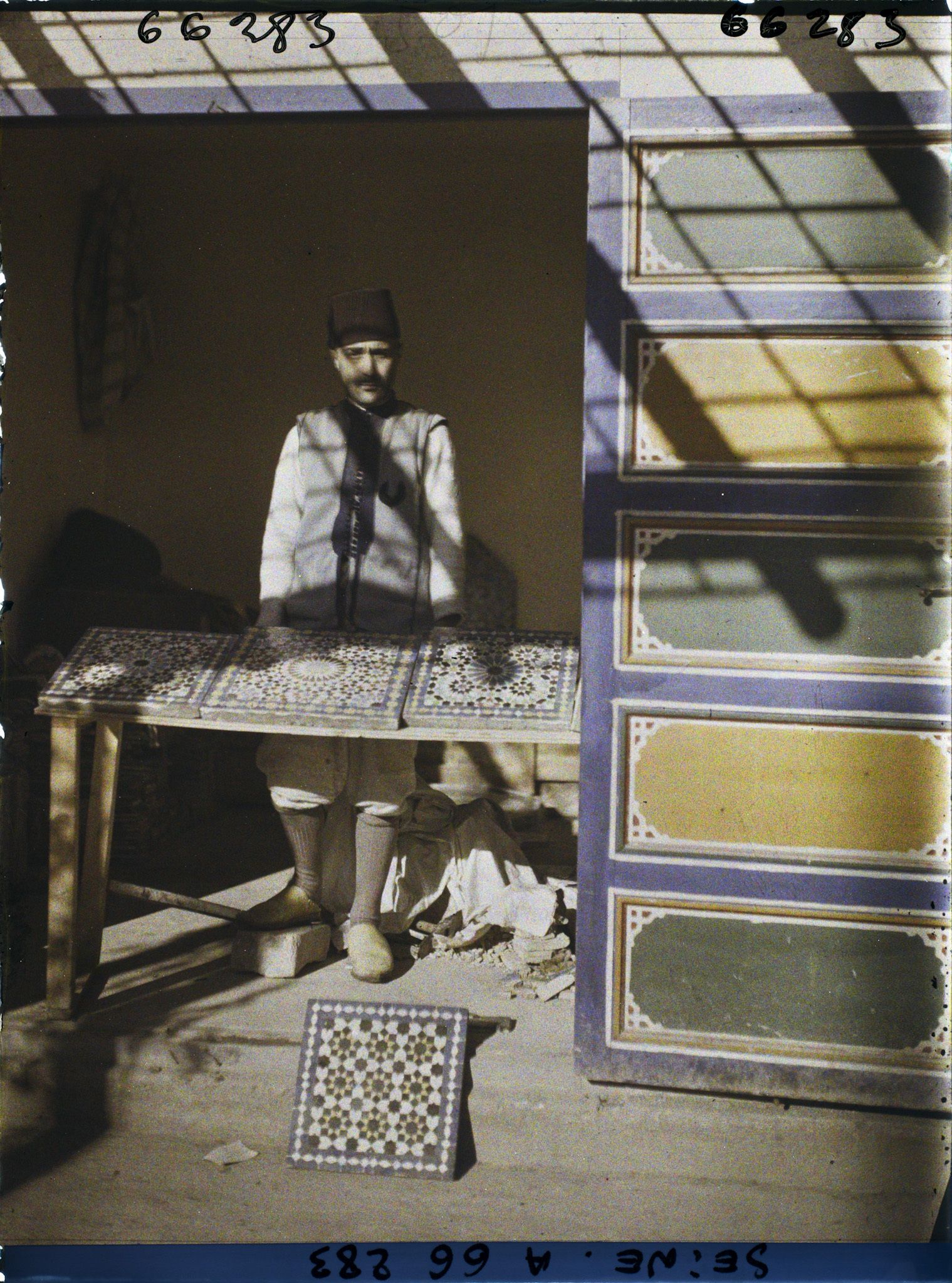 Image représentant L'Exposition Coloniale Internationale de 1931, marchands de cuivres marocains