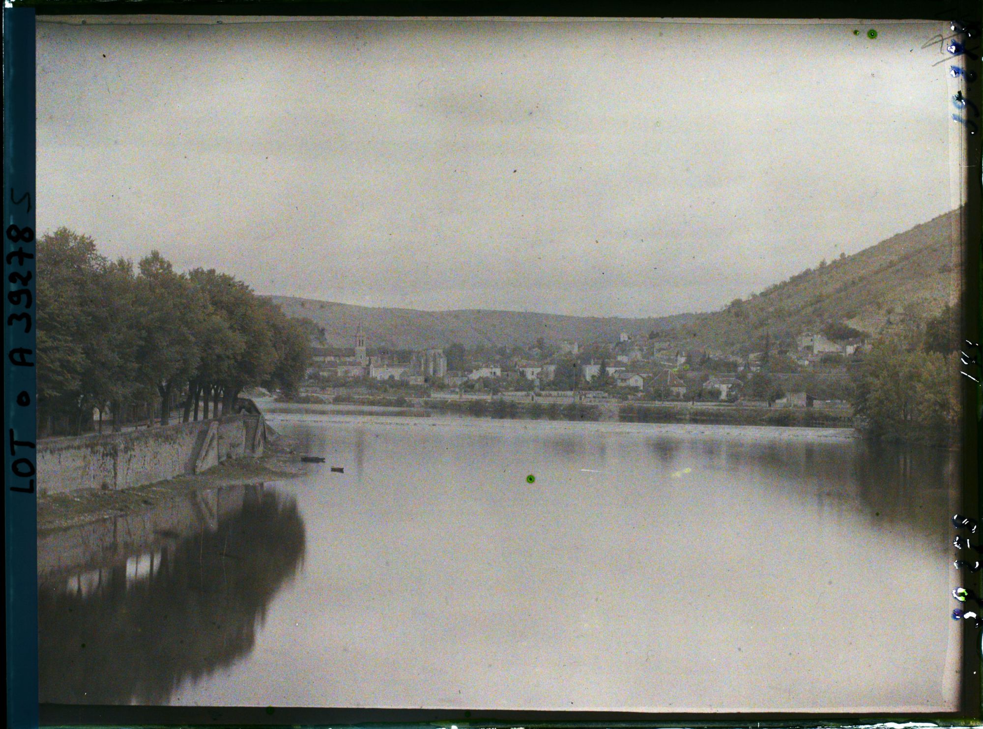 Image représentant France, Cahors, Le Lot vers l'amont et le faubourg Cabessut