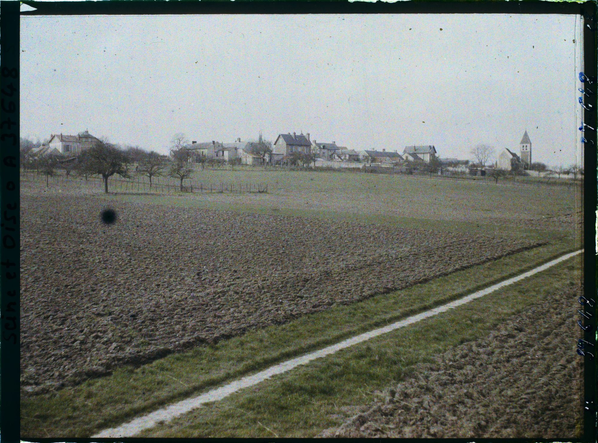 Image représentant France, Les Clayes, Vue d'ensemble du Village