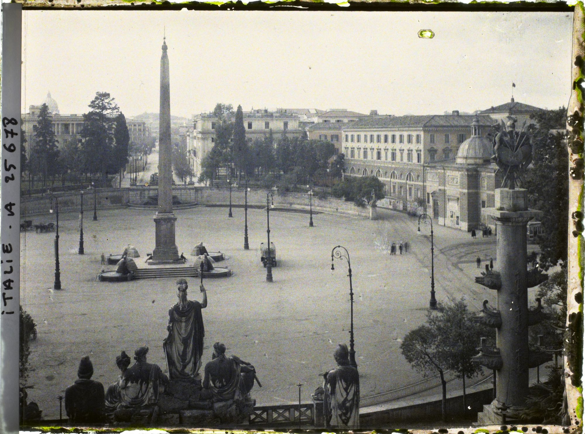 Image représentant La place du peuple (Piazza del Popolo) vue depuis le Pincio