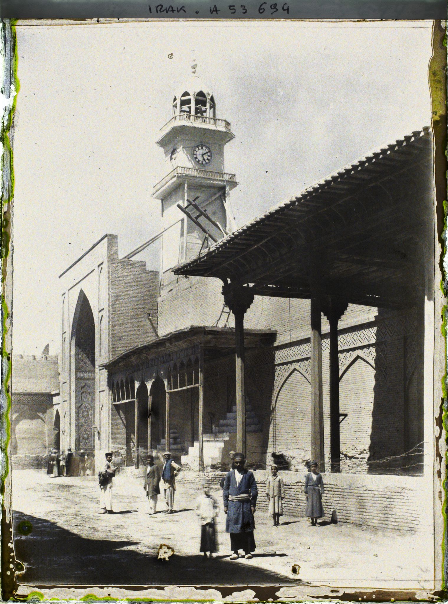Image représentant Porte sud de la grande mosquée chiite d'Al Kazimiya (XVIe s), avec sa tour d'horloge
