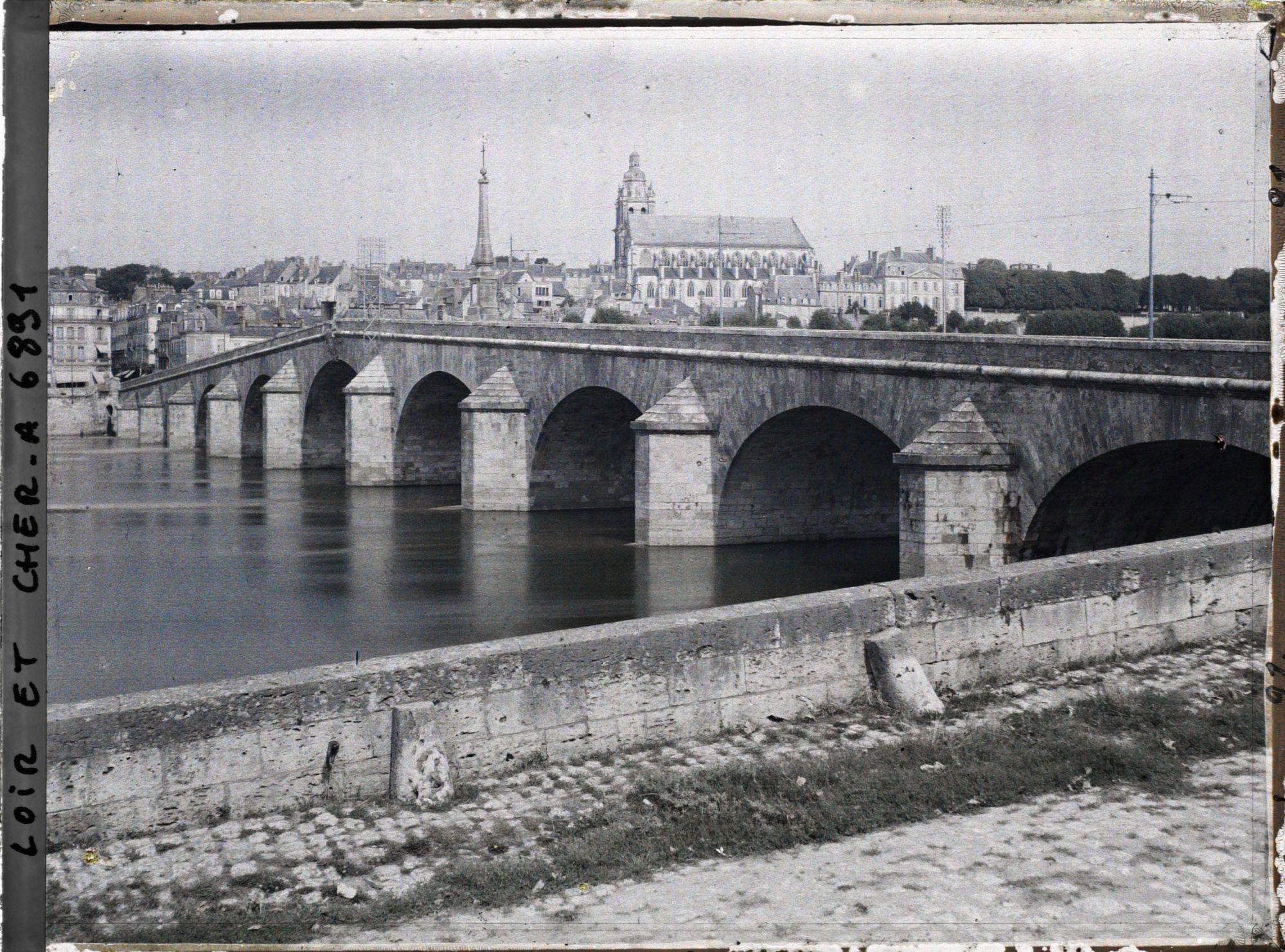 Image représentant Le pont Jacques Gabriel, au second plan la cathédrale