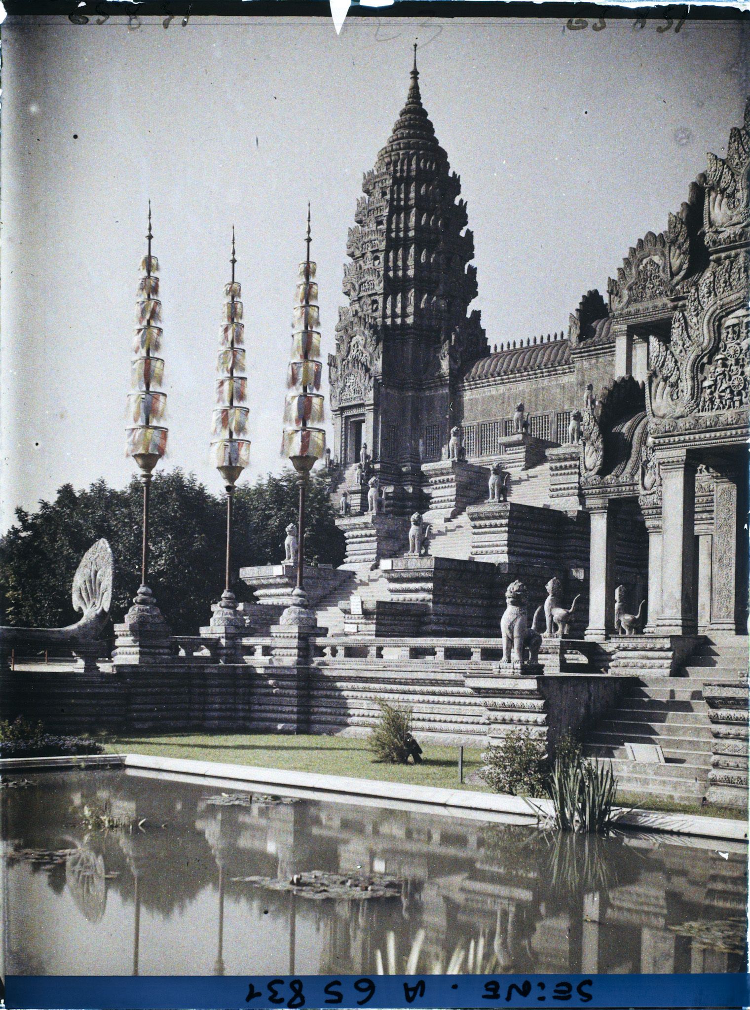 Image représentant L'Exposition Coloniale Internationale de 1931, le grand escalier du temple d'Angkor Vat