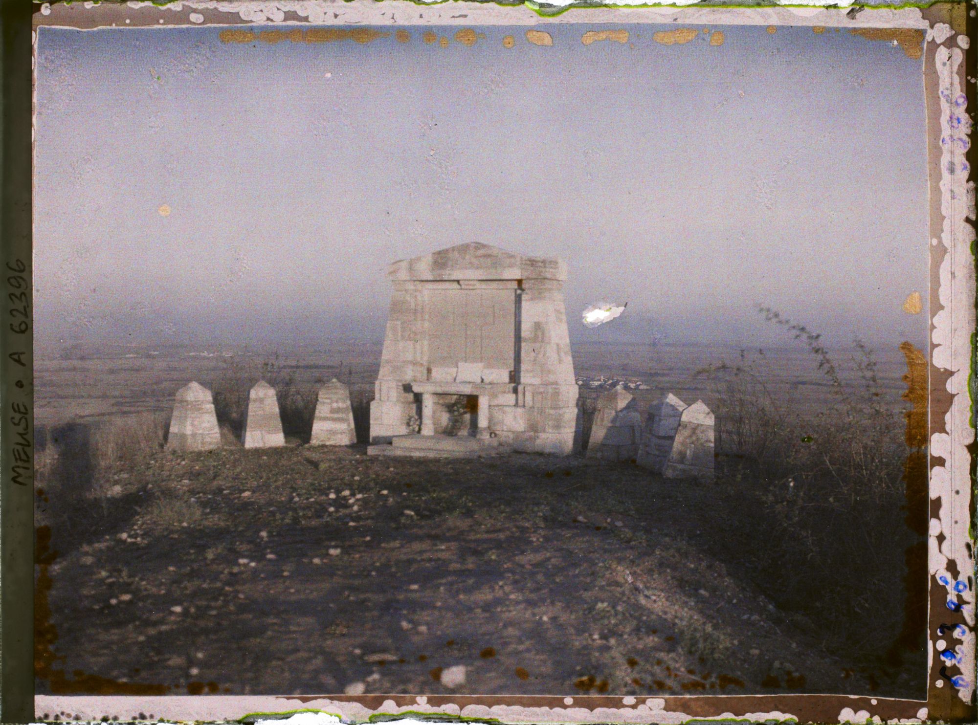 Image représentant Meuse, Les Eparges, Monument élevé à la pointe extrême de la Crête, vu au soleil Couchant