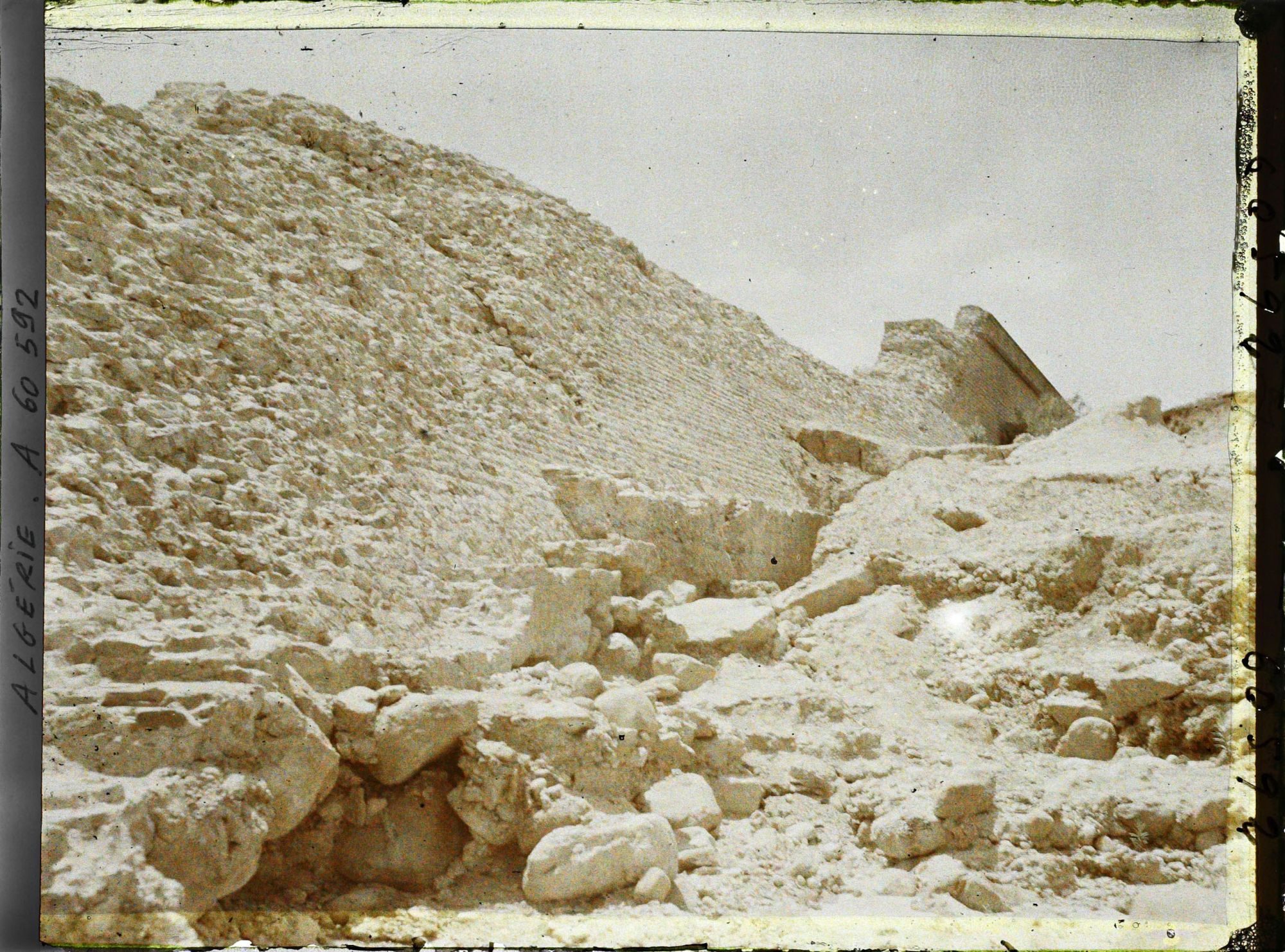 Image représentant Barrage de l'Habra , la base du mur, dans la partie ouest, au niveau de la brèche survenue lors de la catastrophe de 1927