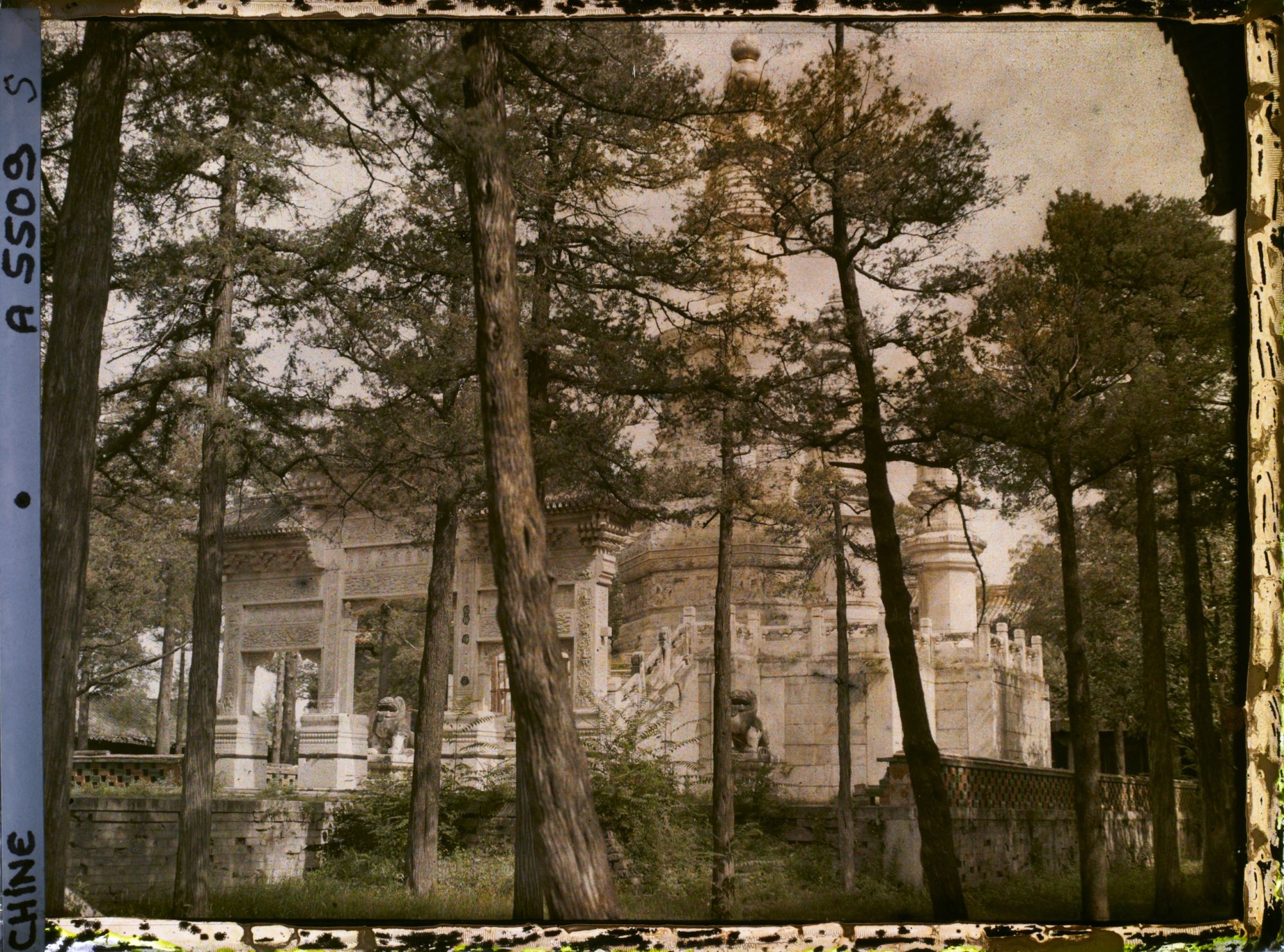 Image représentant Xihuangsi (" temple Jaune de l'Oues "), axe ouest, sur la cour de la pagode