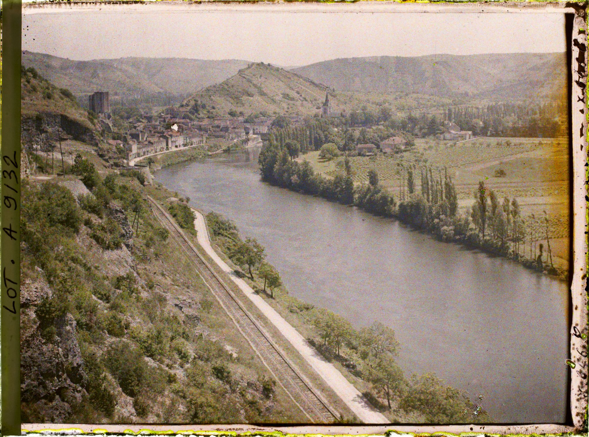 Image représentant France, Luzech, Un peu plus haut sur la route de l'Impernal, la ville de l'Isthme et le Château pour la vigne