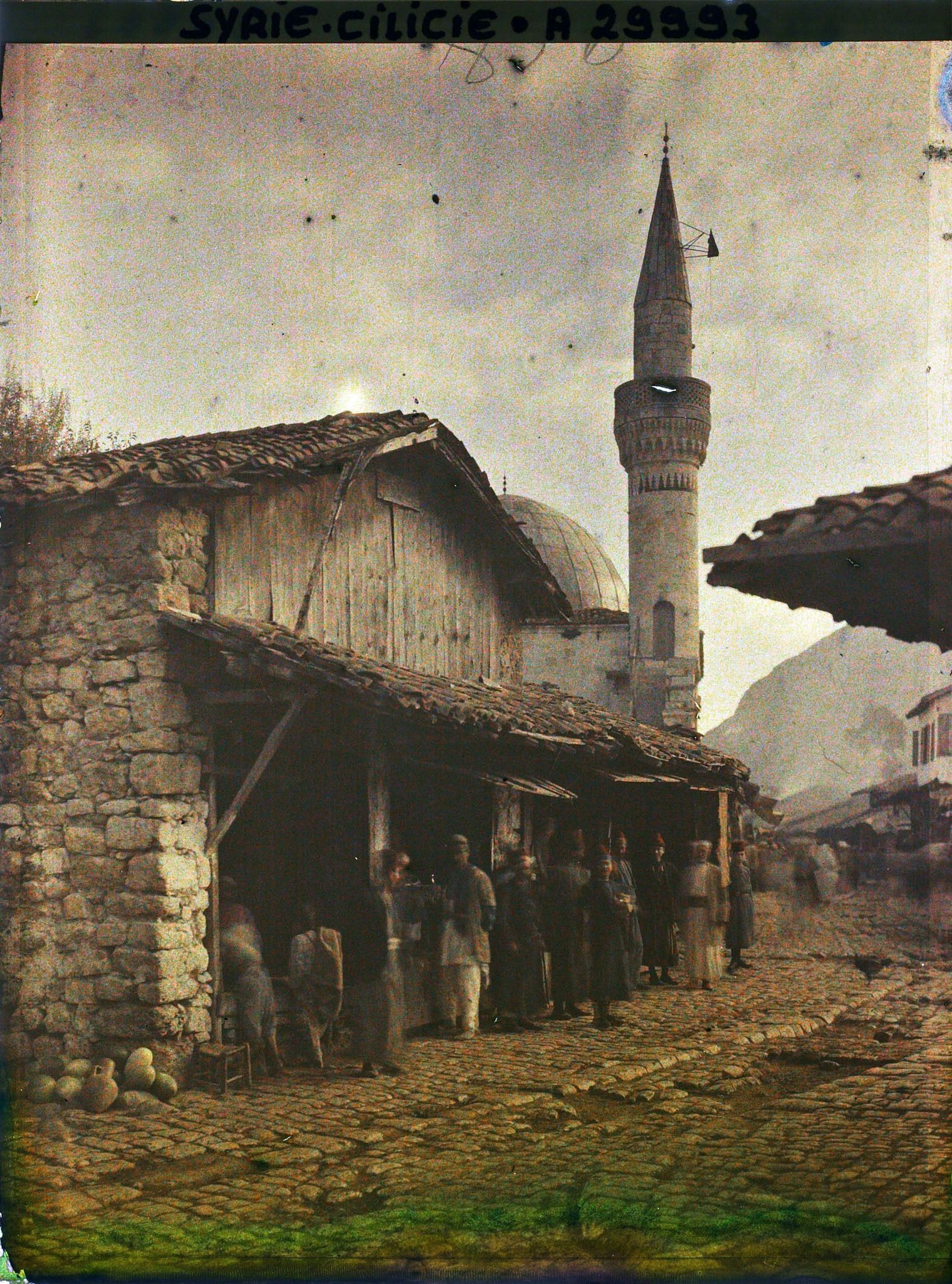 Image représentant Rue d'un bazar. Au find, une mosquée