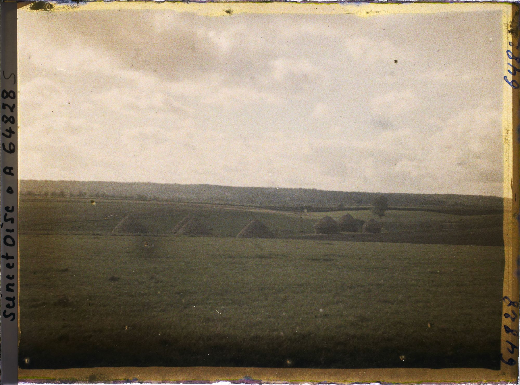 Image représentant Seine et Oise, Moisselles, Meules de blé à l'abri d'une mouvement de terrain  (temps pluvieux)