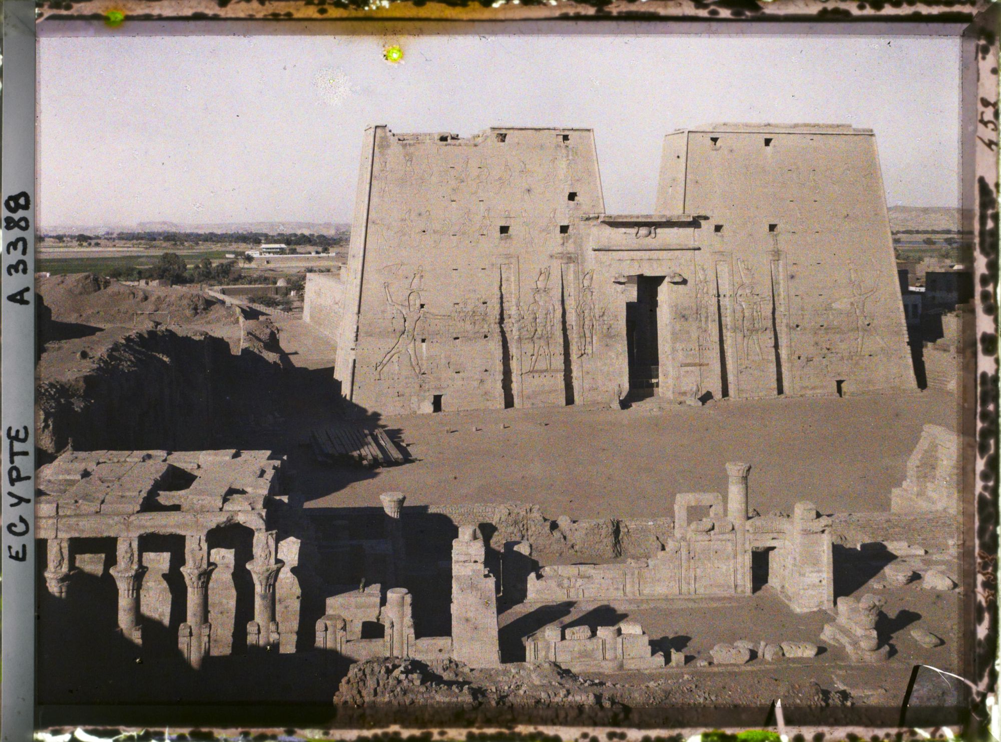 Image représentant Vue sur le pylône du temple d'Horus