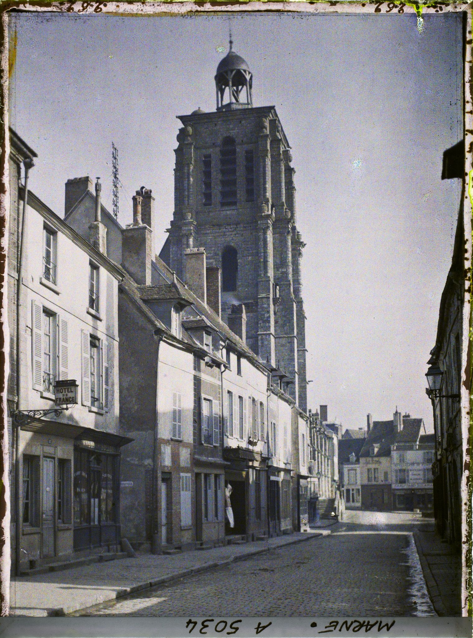 Image représentant La tour de l'église Saint-denis prise de la Grande Rue