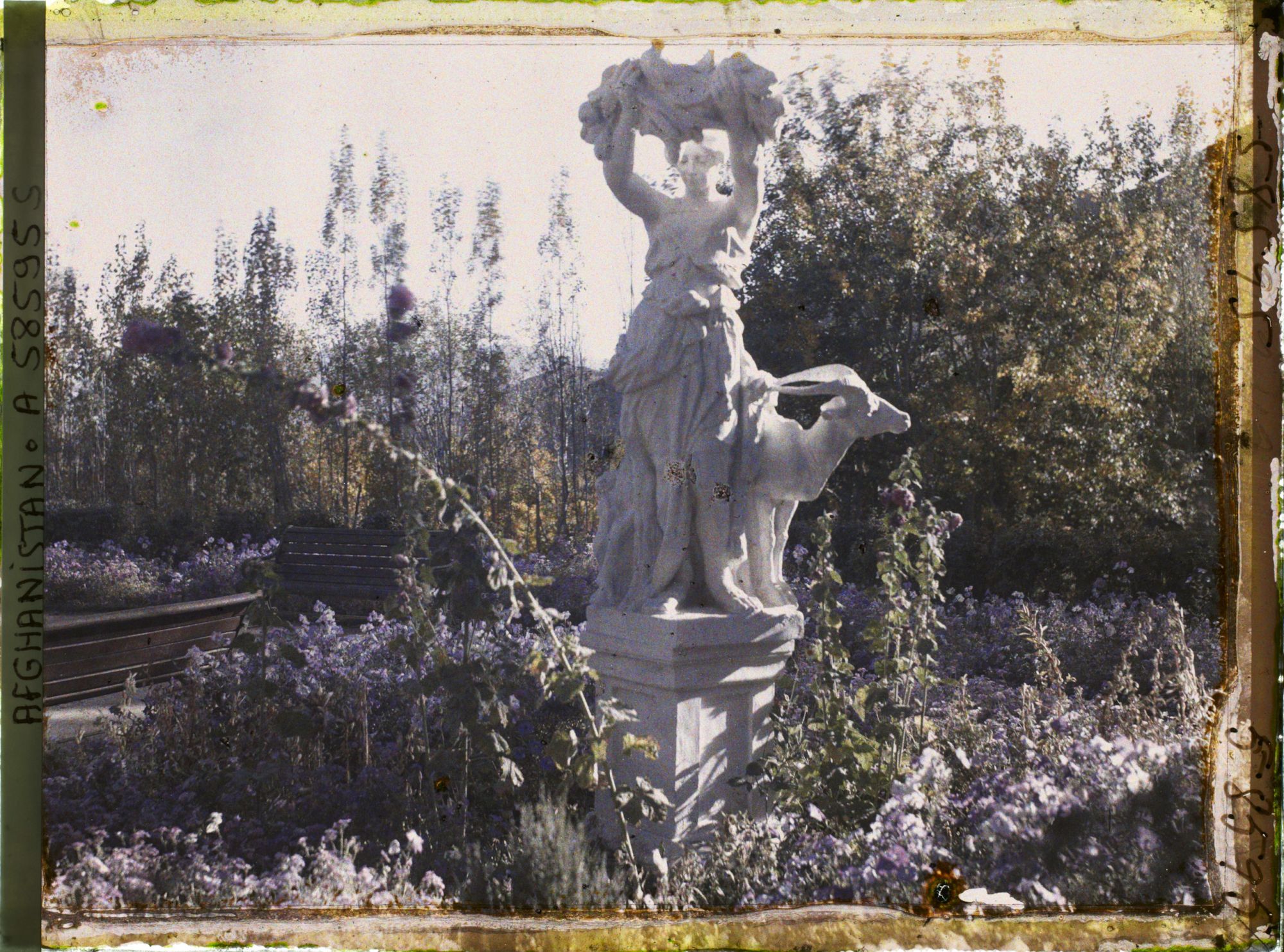Image représentant Dans le Jardin du Palais royal (Bâlâ Bâgh, "jardin d'en haut"), la statue du rond-point