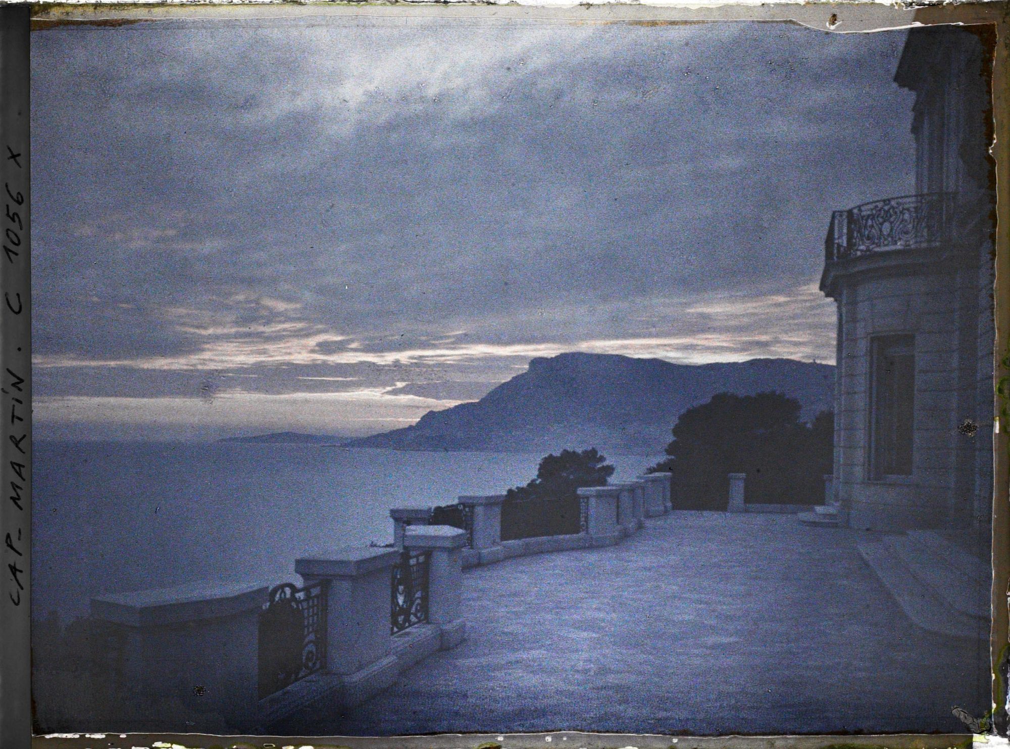 Image représentant Terrasse supérieure de la villa Kahn dite villa Zamir, vue à contre jour, en direction de Monaco
