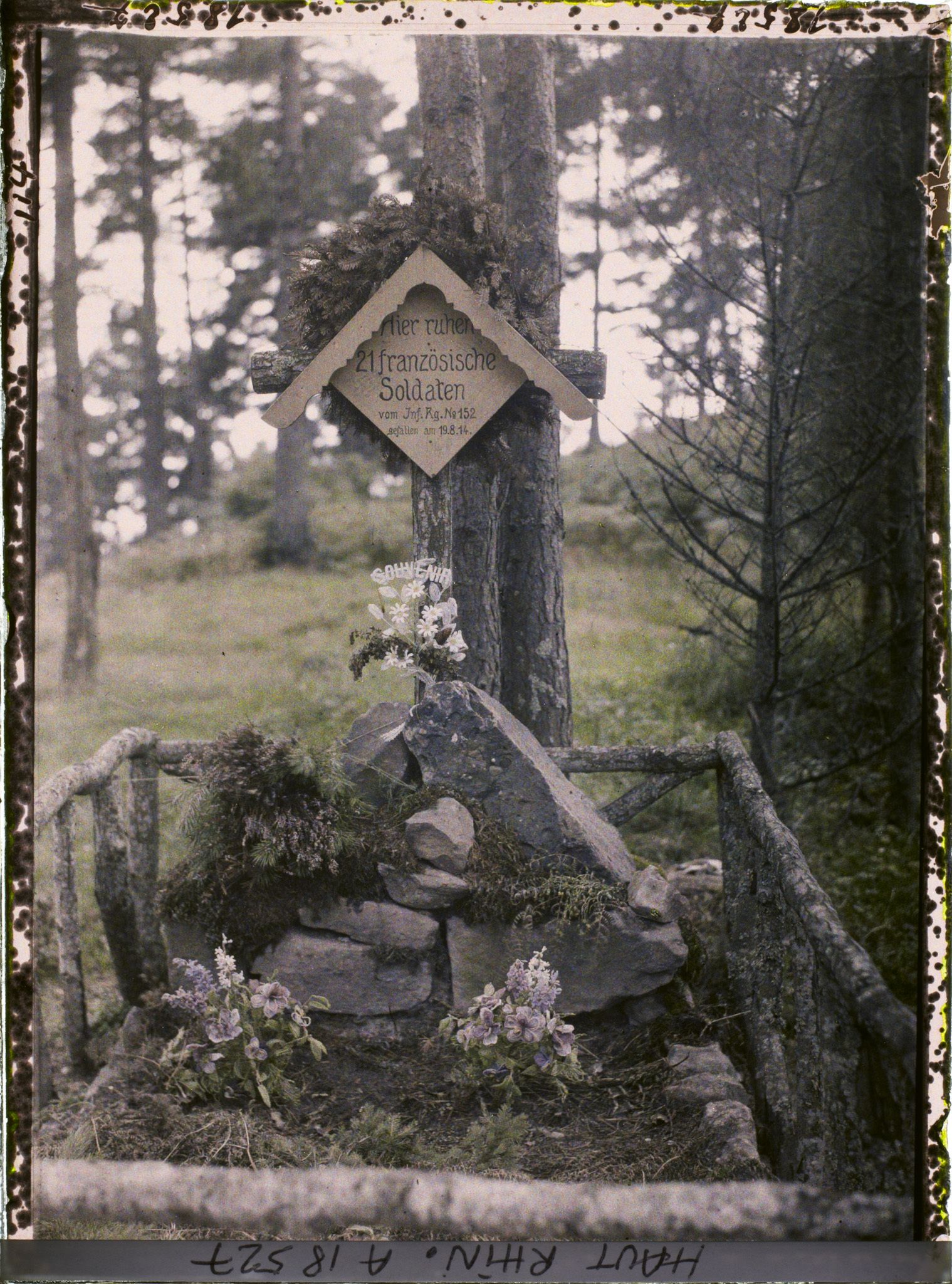 Image représentant France, Près des Trois Epis : Tombeau de 21 Soldats Français