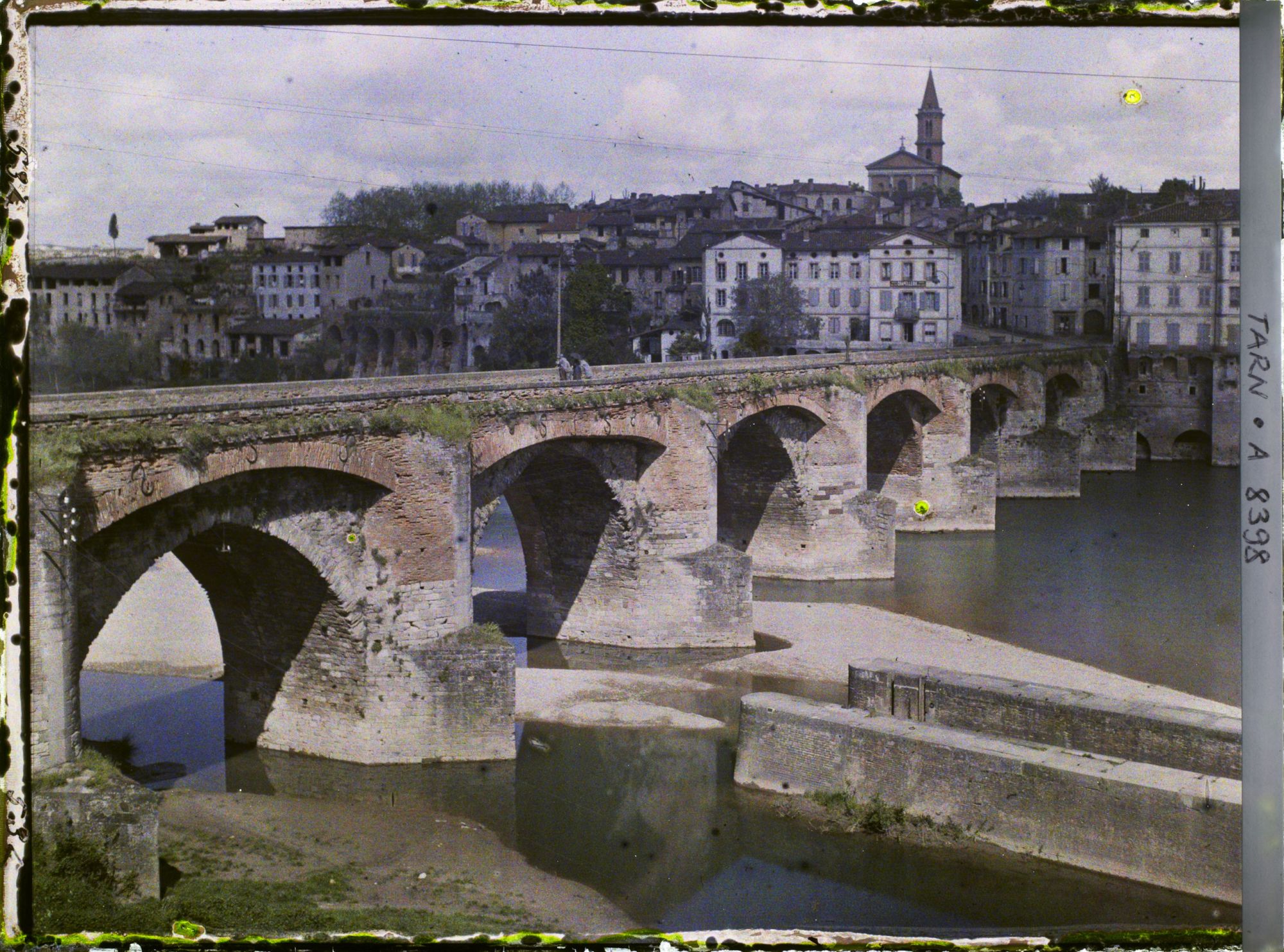 Image représentant Le pont vieux, avec la vue sur la rive droite le quartier de la Madeleine, et l'église Sainte-Madeleine