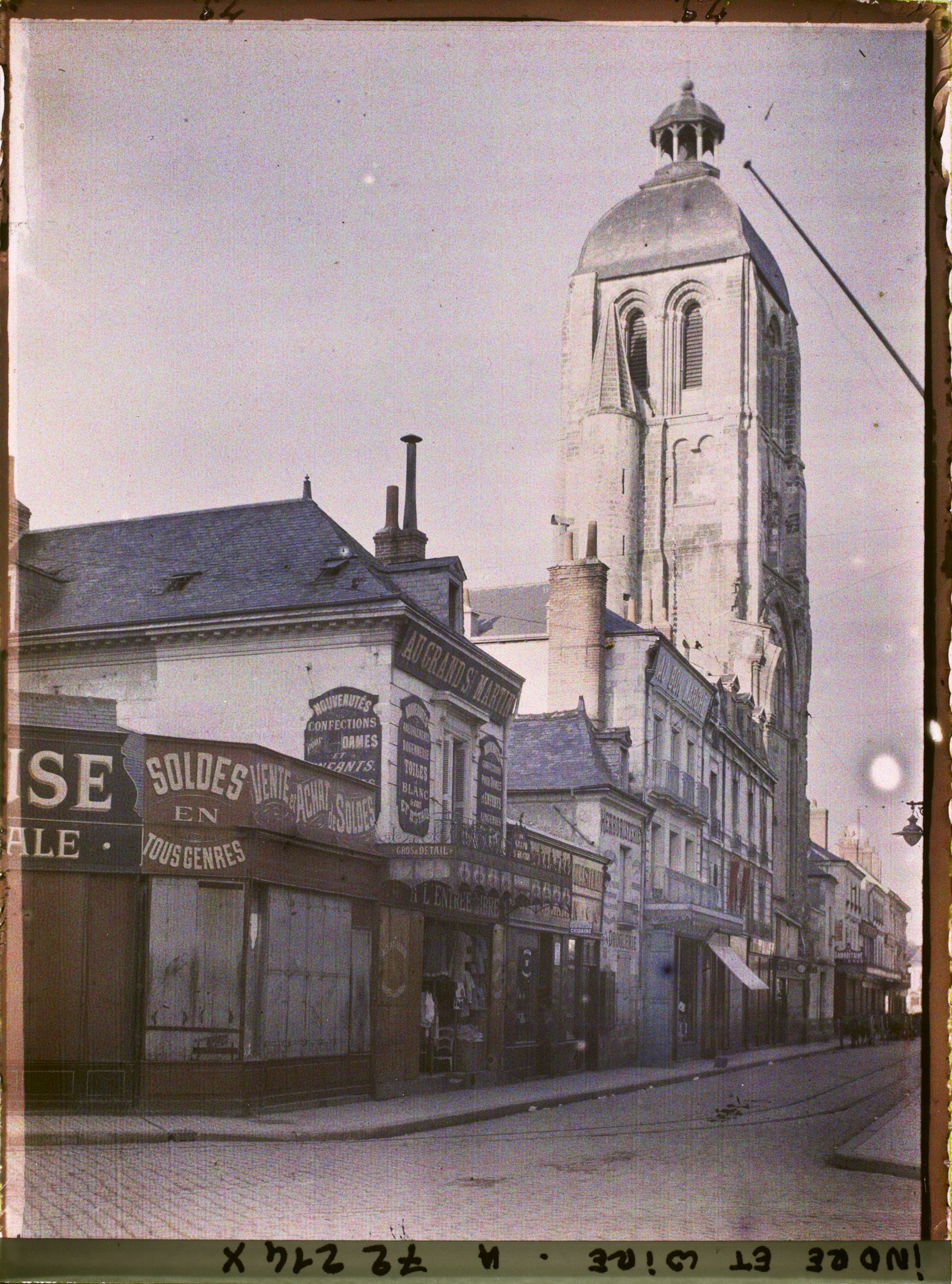 Image représentant Les boutiques de la rue des Halles et la tour de l'Horloge