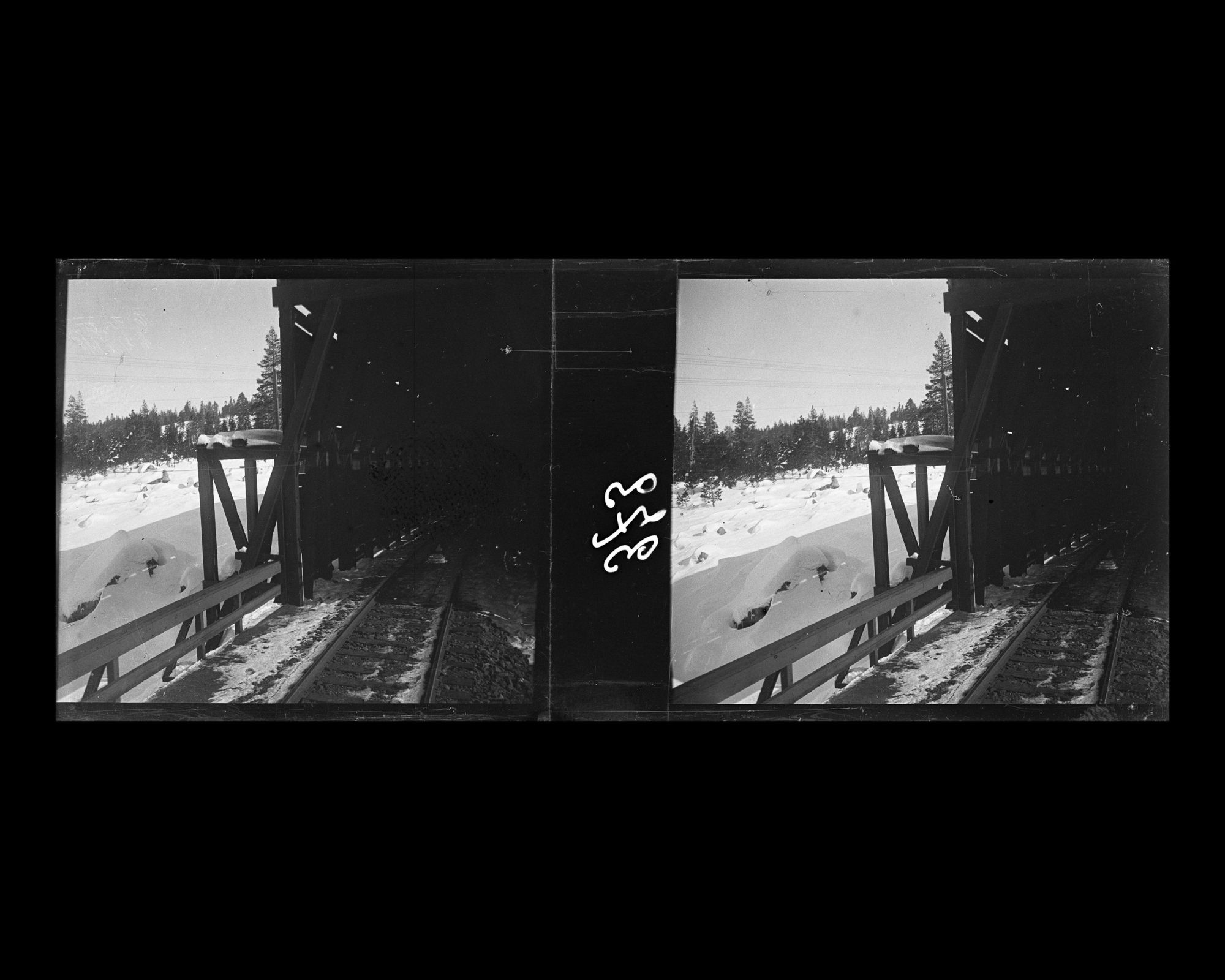 Image représentant le paysage enneigé vu à travers le tunnel de planches