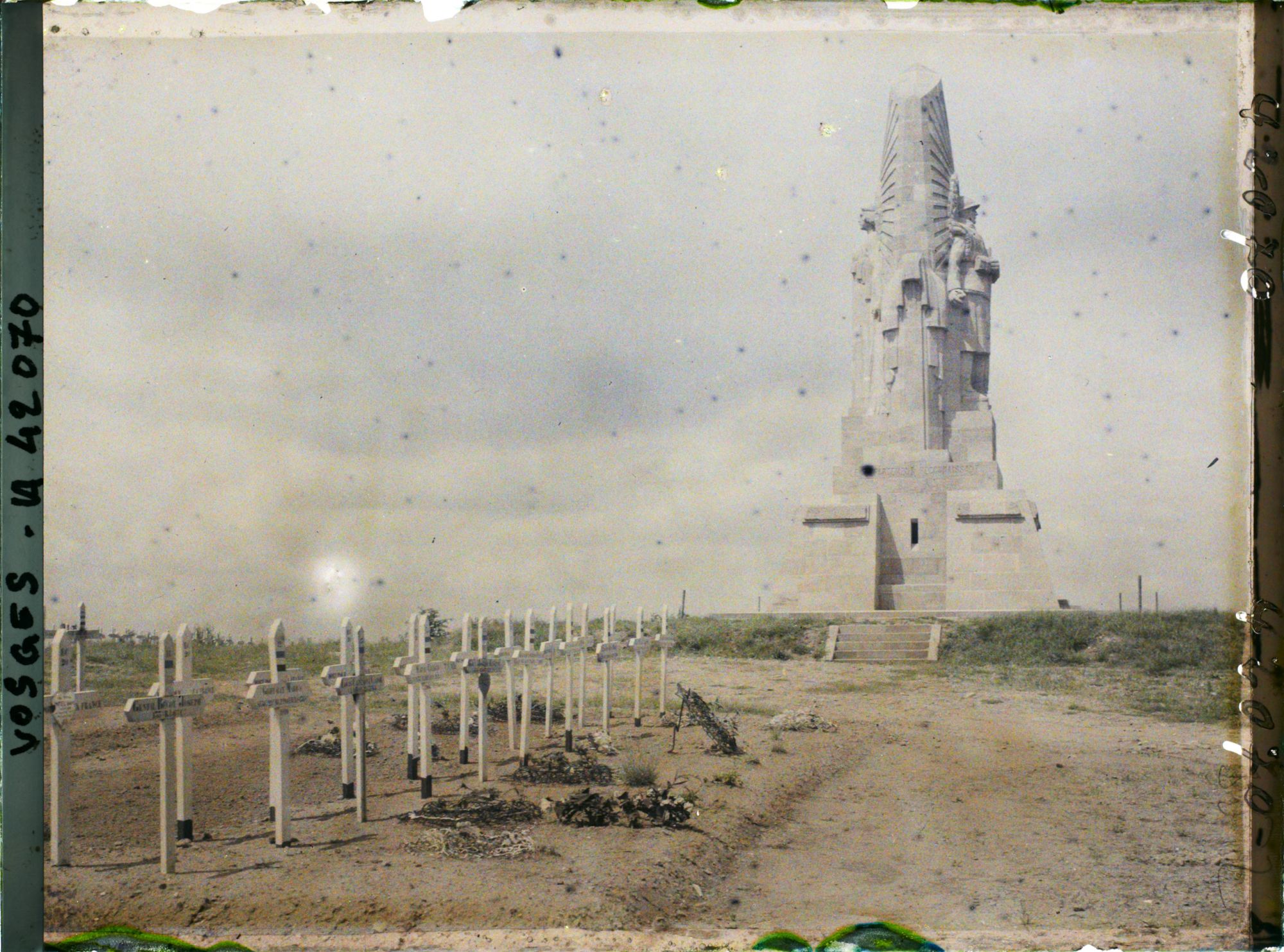 Image représentant France, Le Ban de Sapt Launois, Mt du Ban de Sapt et Cimetière de la Fontenelle (autre vue)