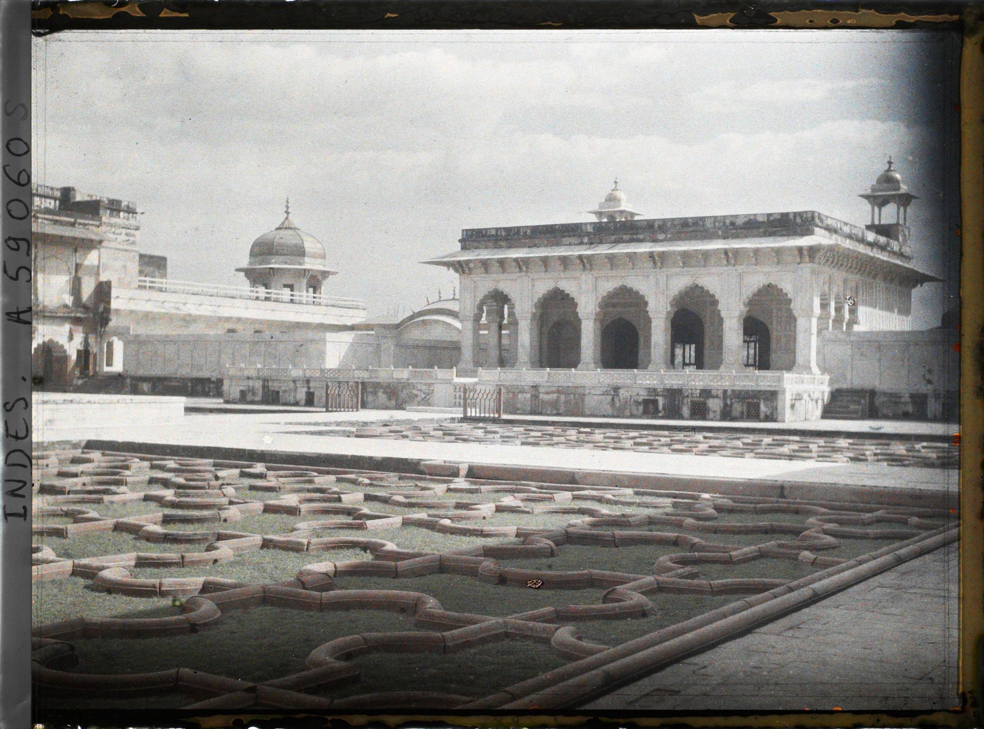 Image représentant Le jardin des Raisins (Anguri Bagh) et le palais privé (Khas Mahal) de Shah Jahan dans le fort Rouge (Lal Qila)
