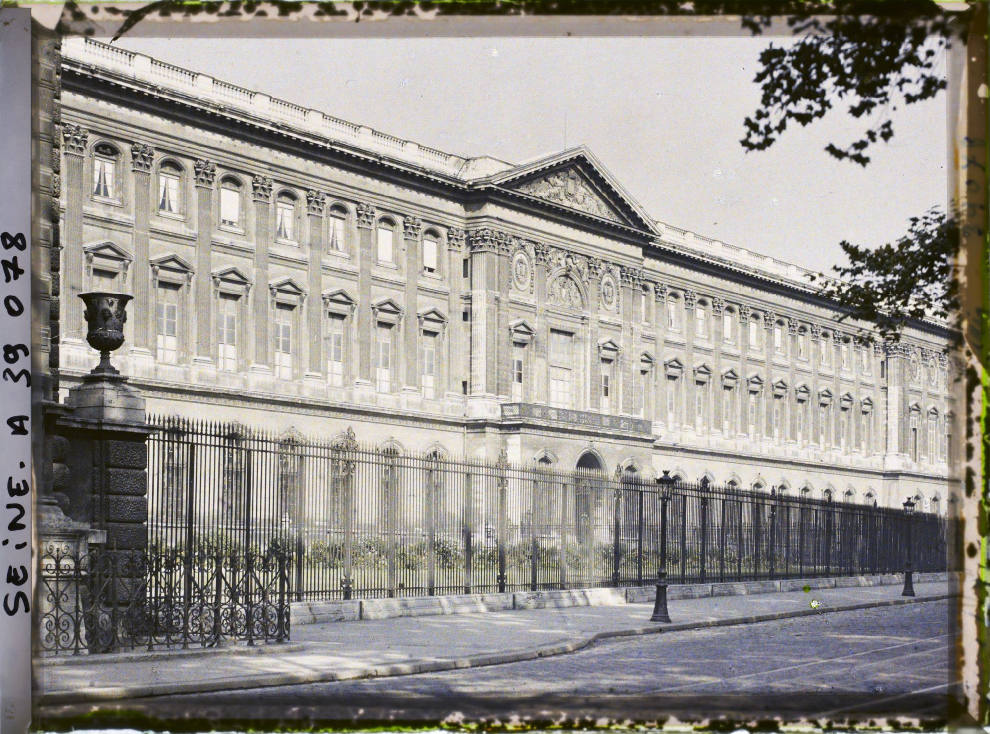 Image représentant Le Louvre, façade de la cour carrée donnant sur le quai du Louvre (actuel quai François-Mitterand)
